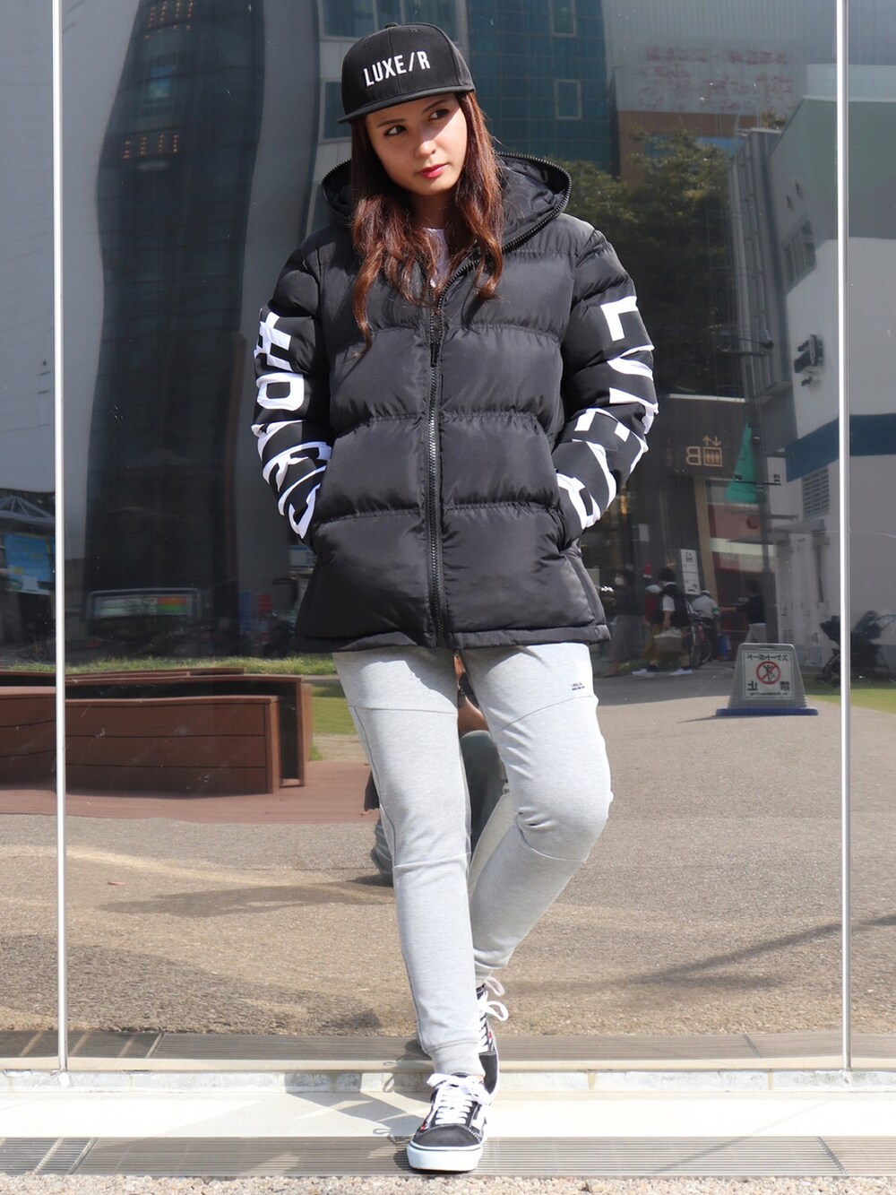 ブラック系のダウンジャケット/コート、ブラック系のスニーカー、グレー系のスウェットパンツを着用したメンズの冬コーディネートの2枚目の写真