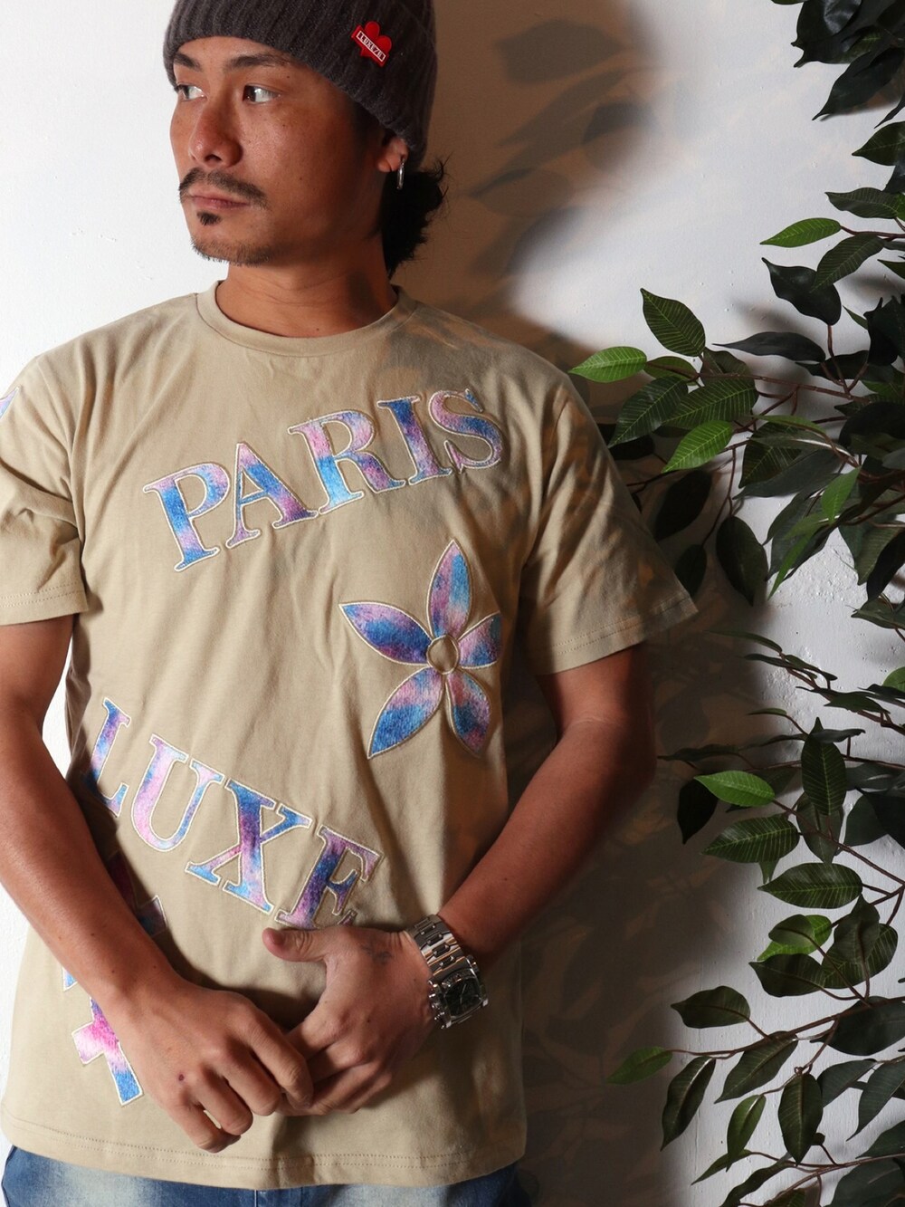 ベージュ系のTシャツ/カットソー、ベージュ系のTシャツ/カットソー、ブルー系のデニムパンツを着用したメンズの春コーディネートの3枚目の写真