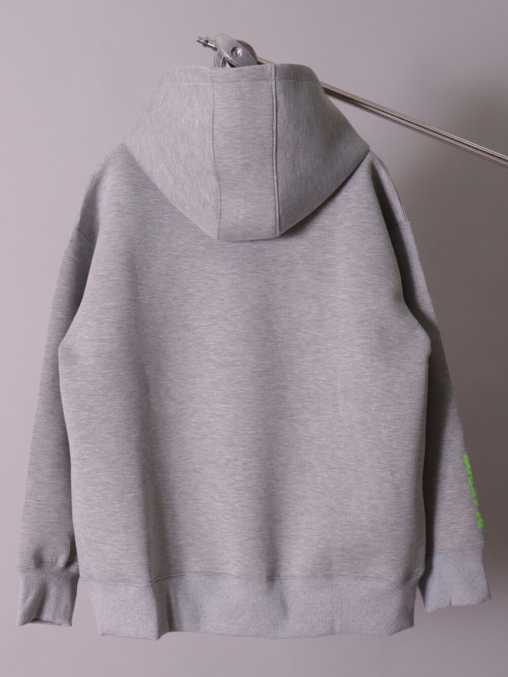 「パーカー、ootd、おしゃれさんと繋がりたい、今日のコーデ、セットアップ、ジョガーパンツ、スウェットパンツ、GOLF、golfwang、ゴルフ、ゴルフウェア、ゴルフコーデ、ゴルフ女子、ゴルフ男子」｜「PLAYBOYの【PLAYBOY GOLF】ボンディング スウェット プルオーバー パーカー(DV)（パーカー、グレー系）」を使った、【BAYBLO】Officialさん（メンズ・170cm）の秋コーディネートの5枚目の写真