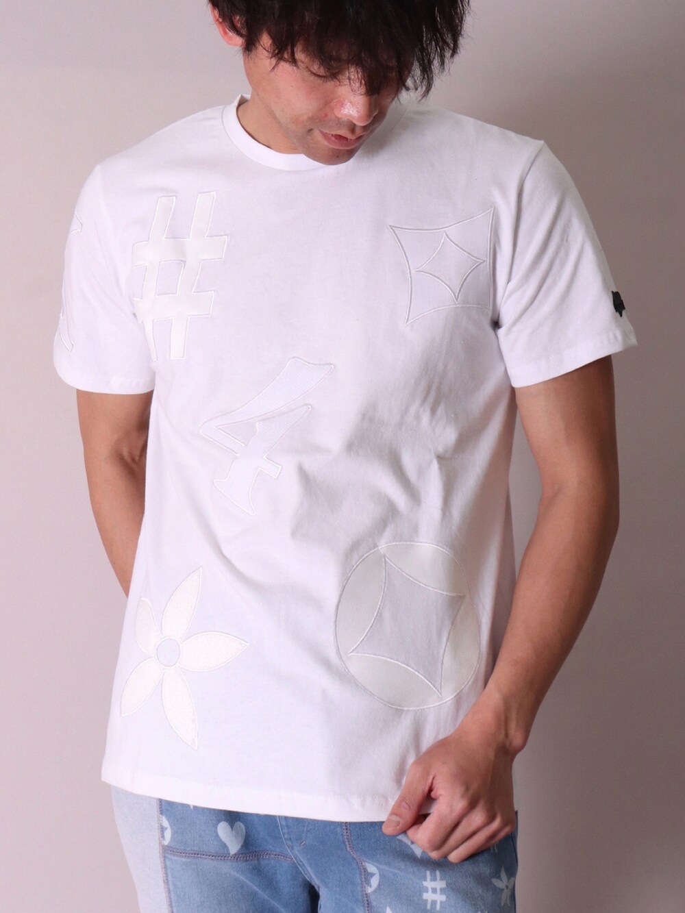 ホワイト系のTシャツ/カットソー、ベージュ系のTシャツ/カットソー、ブラック系のその他パンツを着用したレディースの春コーディネートの4枚目の写真