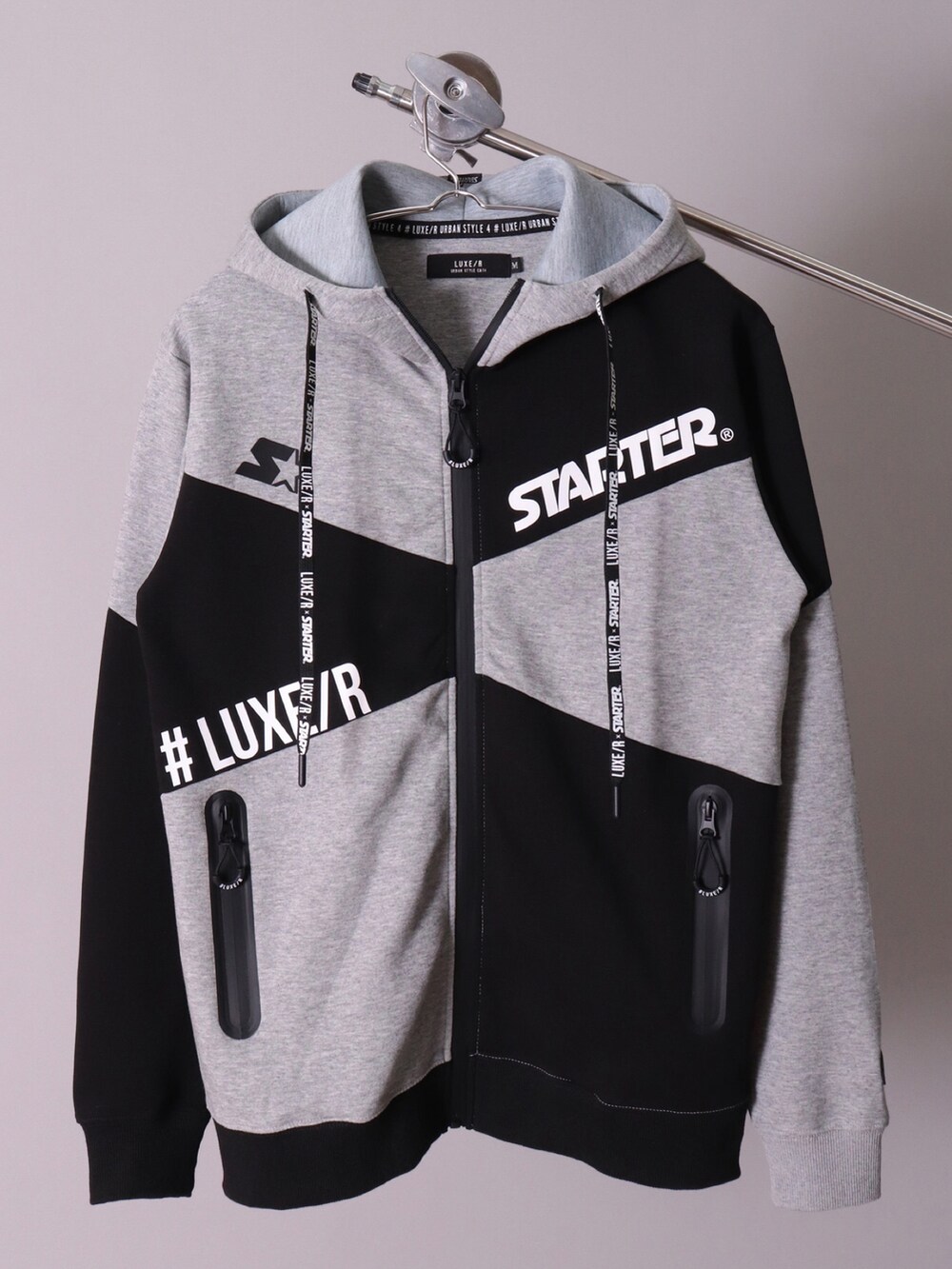 ブラック系のパーカー、ブラック系のスウェットパンツ、ブラック系のキャップを着用したメンズの冬コーディネートの4枚目の写真