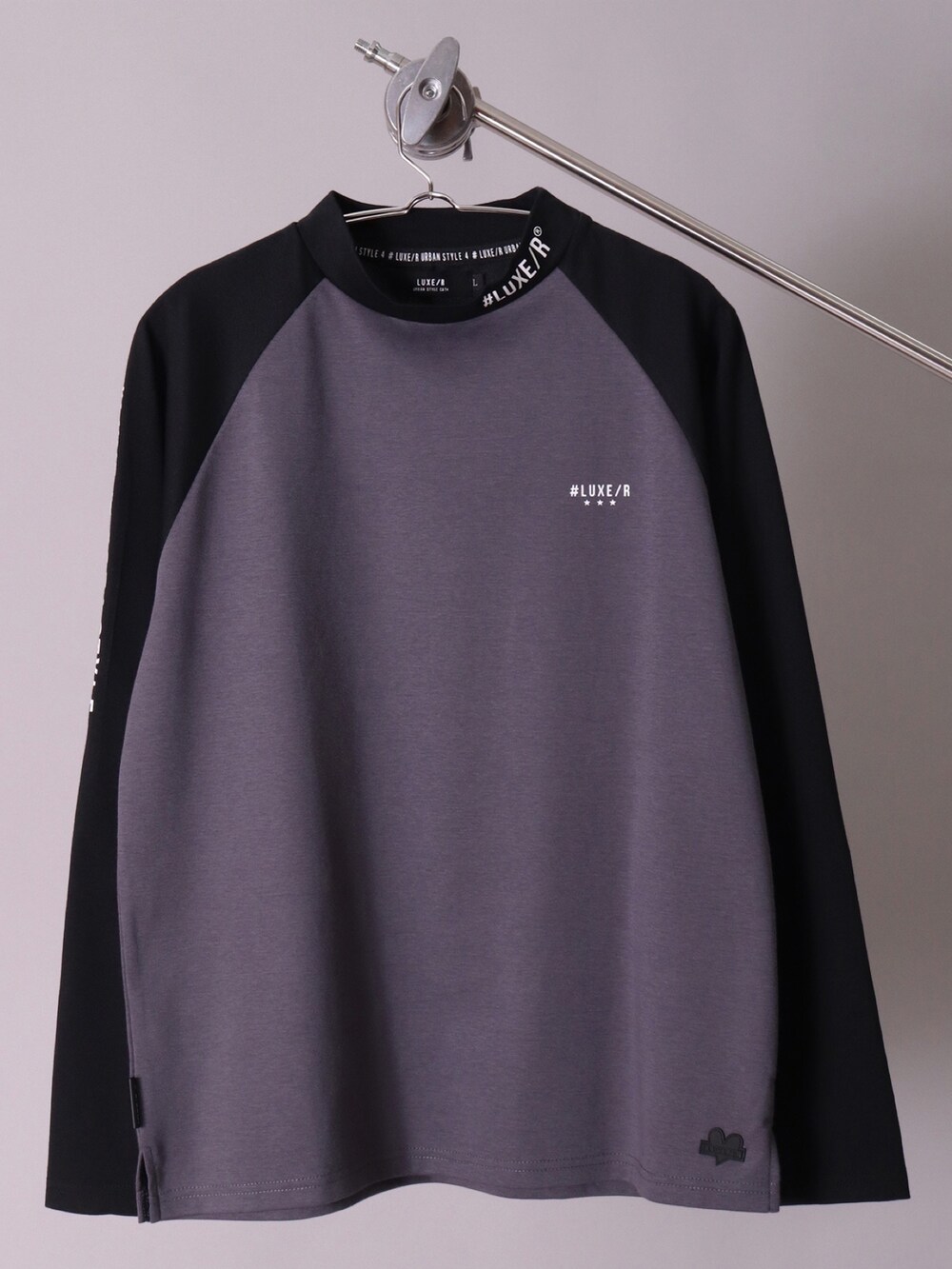 グレー系のTシャツ/カットソー、グリーン系のチノパンツ、ブラック系のニットキャップ/ビーニーを着用したメンズの冬コーディネートの4枚目の写真