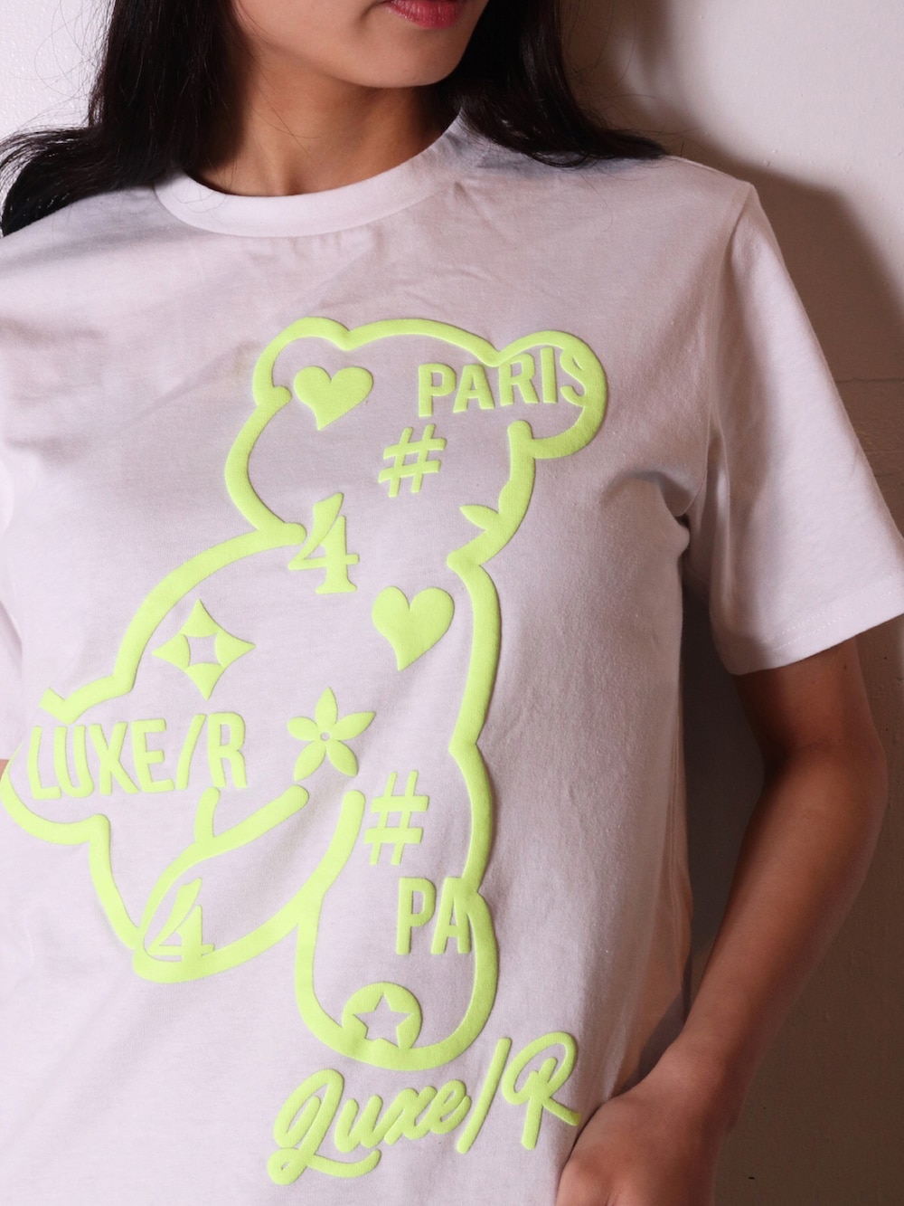 ホワイト系のTシャツ/カットソー、ホワイト系のTシャツ/カットソー、ブラック系のスウェットパンツを着用したレディースの春コーディネートの3枚目の写真