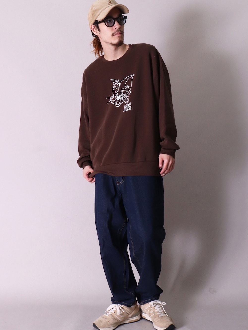 「ootd、おしゃれさんと繋がりたい、今日のコーデ、おそろいコーデ、ユニセックス、スウェット、トムとジェリー、Tom&Jerry、コーデュロイパンツ、ペインターパンツ、コンバース」|「Tom&Jerryの【トムとジェリー】【ユニセックス】プリント スウェット プルオーバー(DV)(スウェット、ブルー系)」を使った、【BAYBLO】Officialさん(メンズ・172cm)の冬コーディネートの3枚目の写真