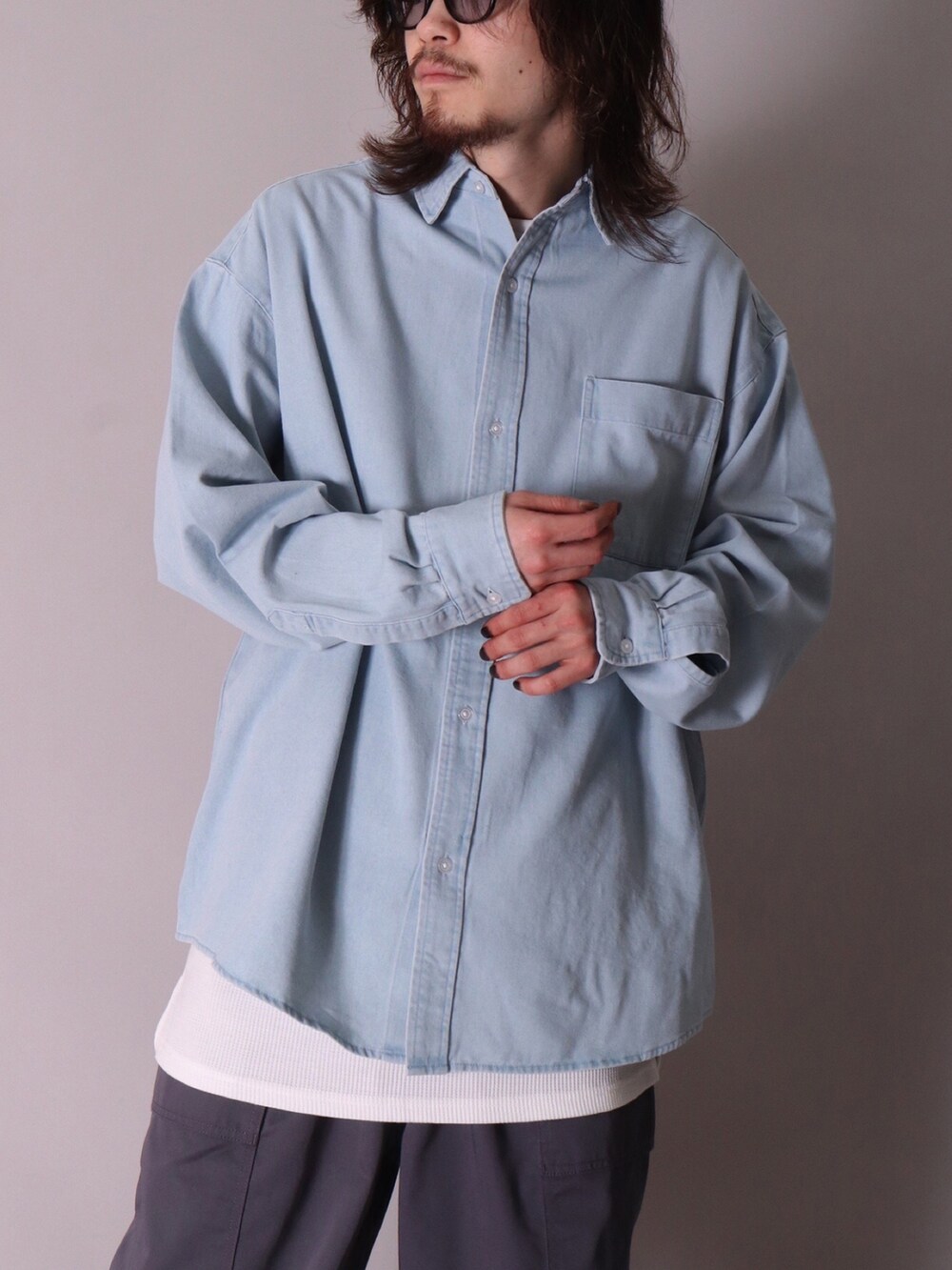 ブルー系のシャツ/ブラウス、ブルー系のシャツ/ブラウス、ホワイト系のスニーカーを着用したレディースの春コーディネートの4枚目の写真