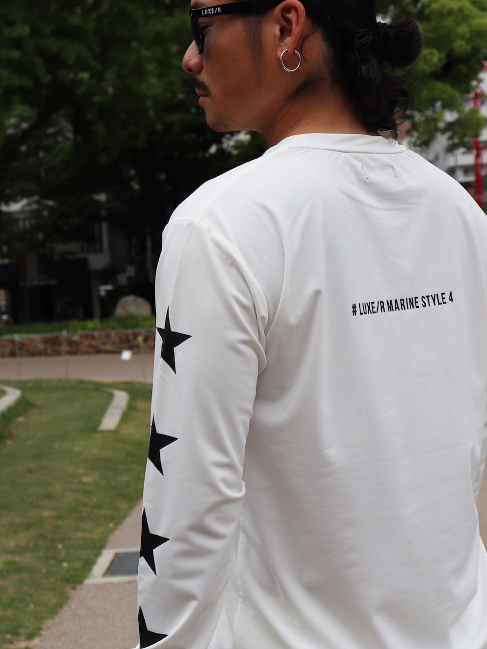 ホワイト系のTシャツ/カットソー、ホワイト系のTシャツ/カットソー、ホワイト系のスウェットパンツを着用したメンズの夏コーディネートの3枚目の写真