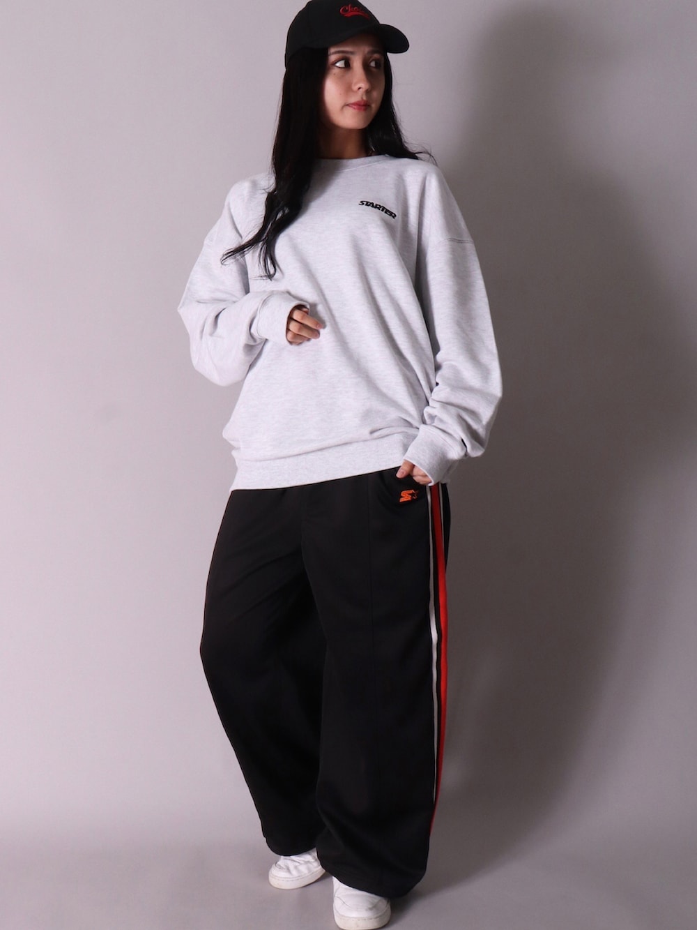 「ootd、おしゃれさんと繋がりたい、今日のコーデ、冬コーデ、ストリート、メンズコーデ、オーバーサイズ、ビッグシルエット、メンズライク、スウェット、バックロゴ、バルーンパンツ、クライミングパンツ、ナイキ、ニューバランス」|「BAYBLOの【ユニセックス】Athletic 刺繍 ベースボール キャップ(KS)(キャップ、ブラック系)」を使った、【BAYBLO】Officialさん(レディース・159cm)の冬コーディネートの2枚目の写真