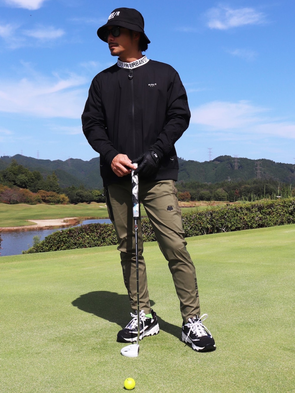 ベージュ系のノーカラージャケット、ブラック系のチノパンツ、ブラック系のTシャツ/カットソーを着用したメンズの冬コーディネートの3枚目の写真