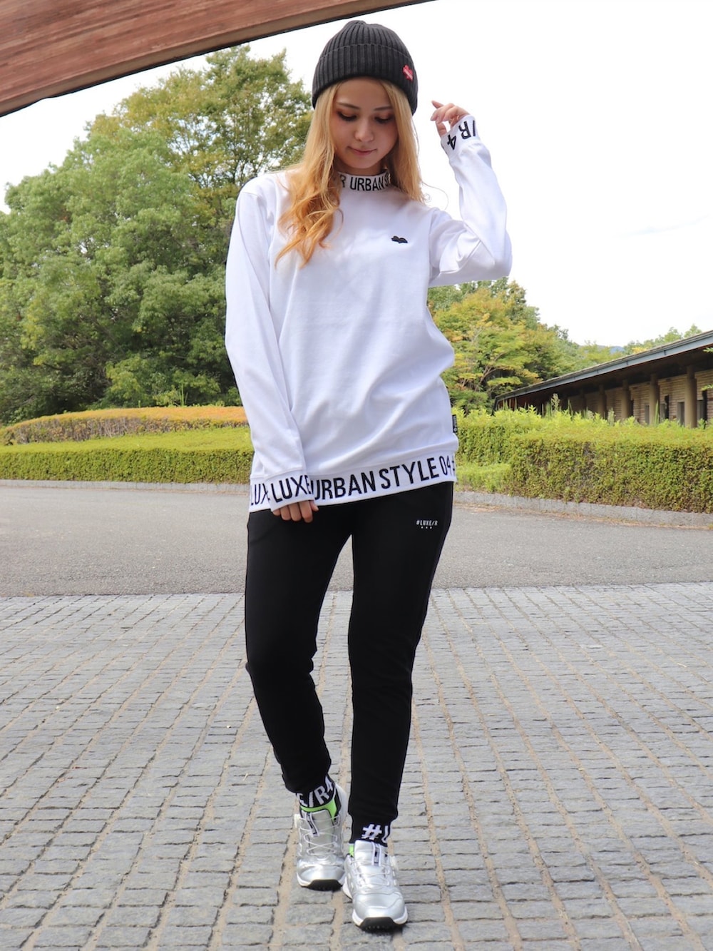 ブラック系のTシャツ/カットソー、ブラック系のキャップ、ブラック系のサングラスを着用したメンズの冬コーディネートの3枚目の写真