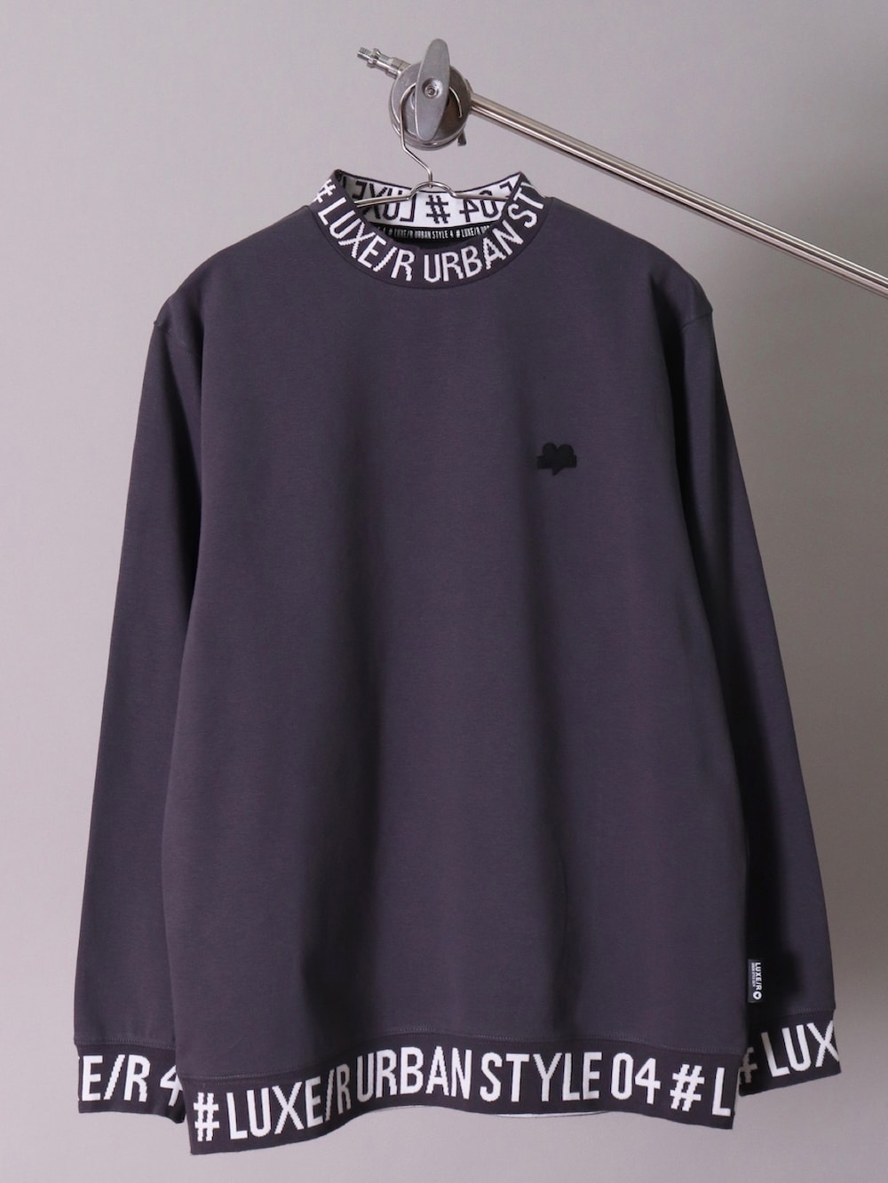 ブラック系のTシャツ/カットソー、ブラック系のキャップ、ブラック系のサングラスを着用したメンズの冬コーディネートの5枚目の写真