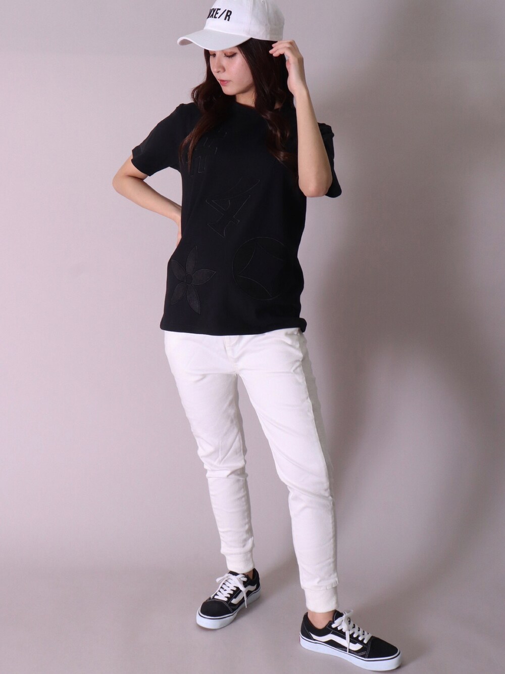 ホワイト系のTシャツ/カットソー、ベージュ系のTシャツ/カットソー、ブラック系のその他パンツを着用したレディースの春コーディネートの2枚目の写真