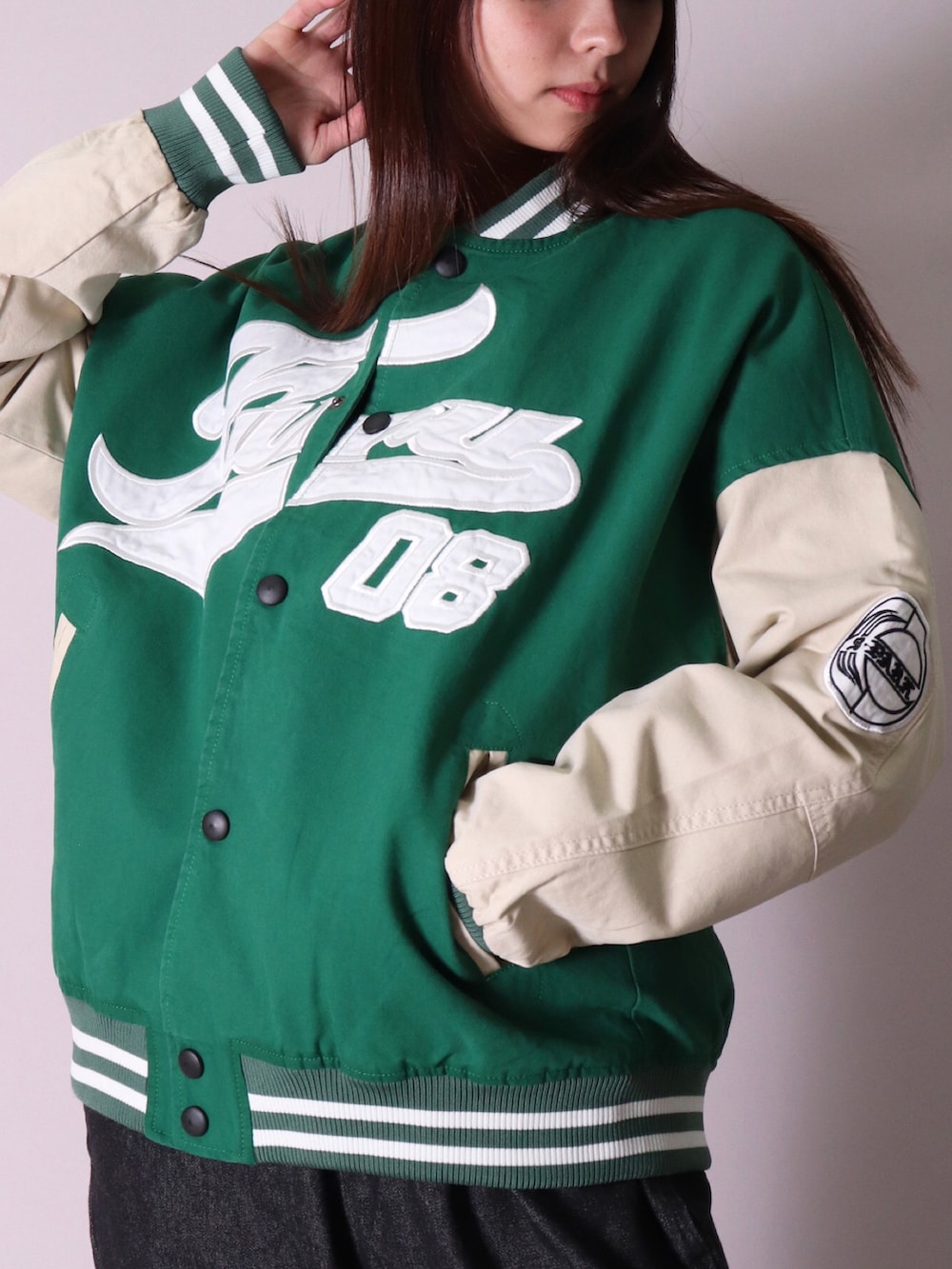 「ootd、おしゃれさんと繋がりたい、今日のコーデ、おそろいコーデ、ユニセックス、春、春コーデ、チノパン、スタジャン、春アウター、シェフパンツ、カラーパンツ」｜「BAYBLOの【ユニセックス】Athletic 刺繍 ベースボール キャップ(KS)（キャップ、ブラック系）」を使った、【BAYBLO】Officialさん（レディース・159cm）の春コーディネートの3枚目の写真