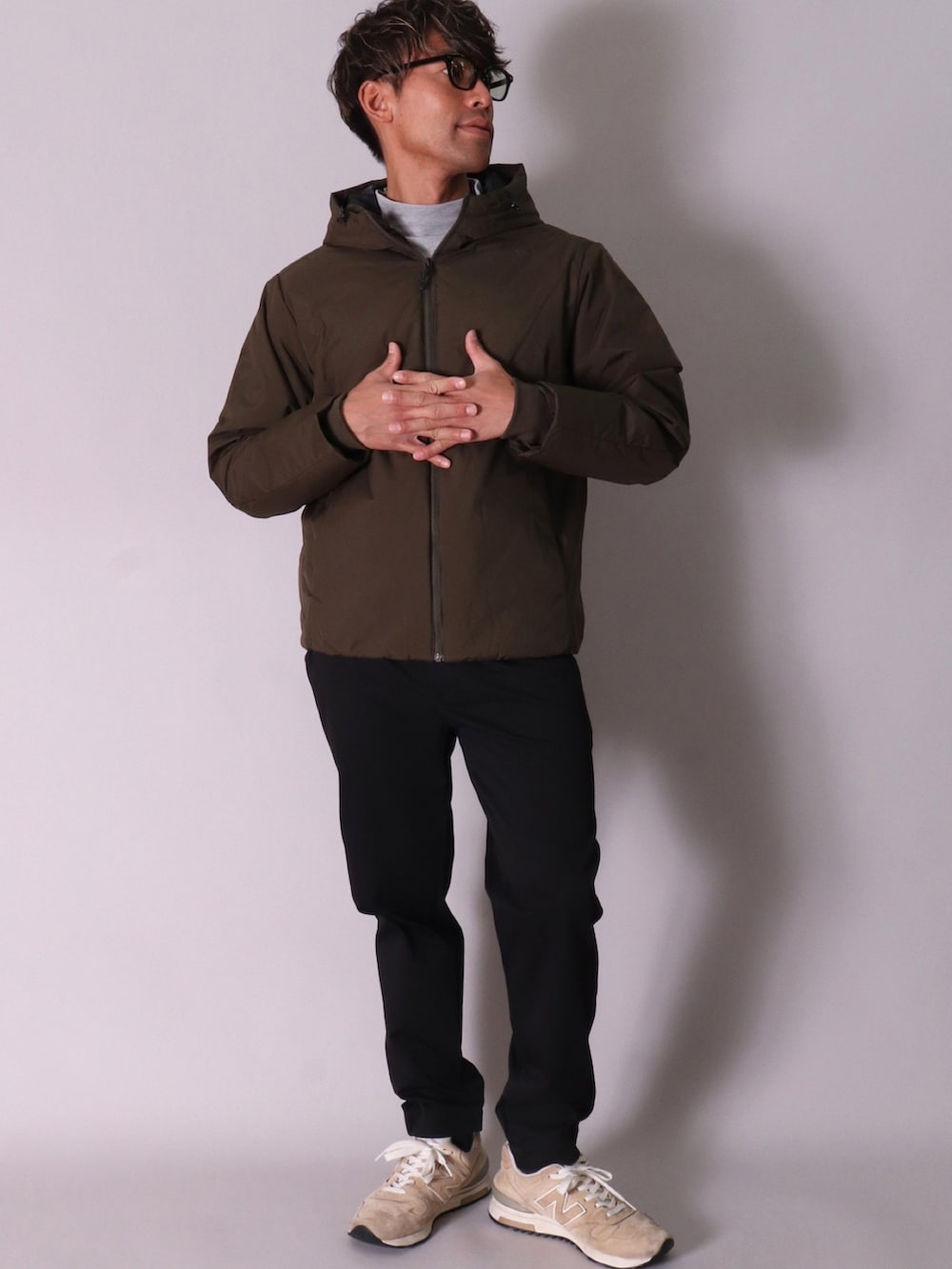 「ootd、おしゃれさんと繋がりたい、今日のコーデ、休日スタイル、きれいめカジュアル、スニーカー、春アウター、メガネ男子、デートコーデ、ボーダー、スポーツミックス、春コーデ、スラックス、春服みてみて」｜「BAYBLOの(MI)【ユニセックス】ブラッシュド スムース タートルネック 長袖 Tシャツ（Tシャツ/カットソー、グレー系）」を使った、【BAYBLO】Officialさん（メンズ・173cm）の春コーディネートの3枚目の写真