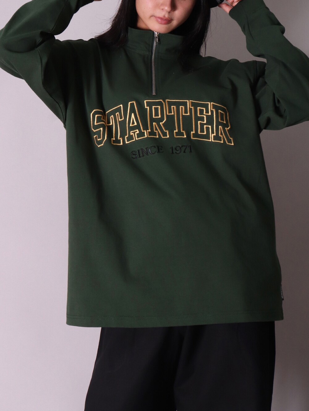 ブラック系のTシャツ/カットソー、イエロー系のTシャツ/カットソー、ホワイト系のカーゴパンツを着用したメンズの冬コーディネートの5枚目の写真