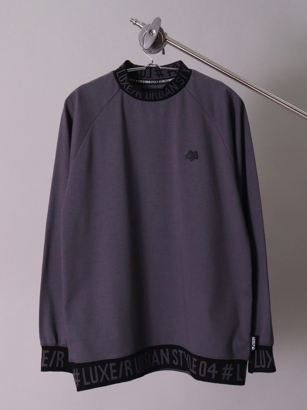 ホワイト系のTシャツ/カットソー、グレー系のチノパンツ、ブラック系のキャップを着用したメンズの冬コーディネートの4枚目の写真