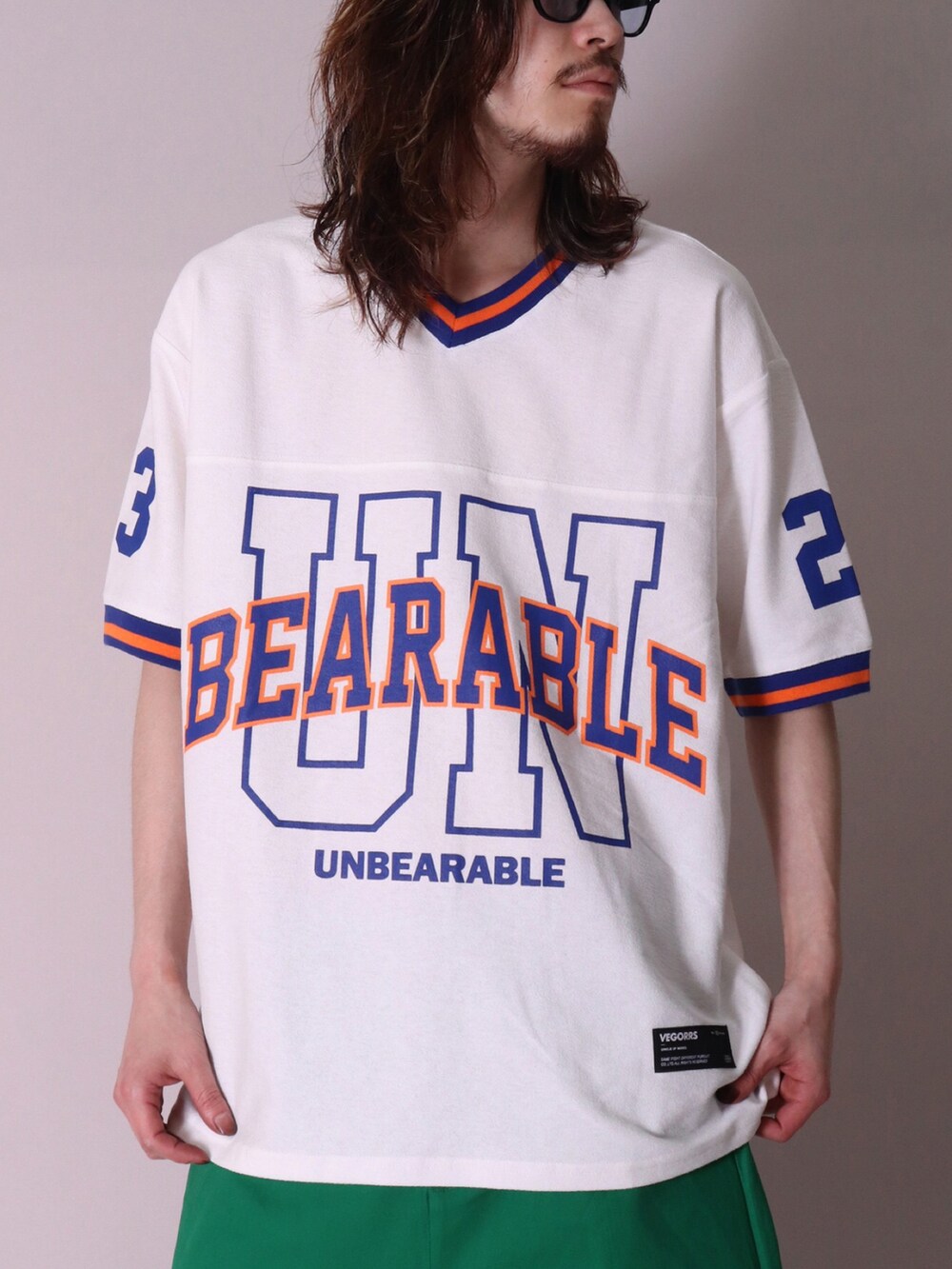 ブラック系のTシャツ/カットソー、ブルー系のデニムパンツ、ホワイト系のTシャツ/カットソーを着用したメンズの夏コーディネートの3枚目の写真