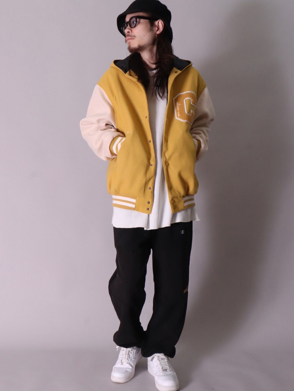「ootd、おしゃれさんと繋がりたい、今日のコーデ、スタジャン、スウェット、バルーンパンツ、サイドライン、コンバース、ナイキ、キャップ、メンズライク、ユニセックス、オーバーサイズ、ビッグシルエット」|「BAYBLOの【ユニセックス】Athletic 刺繍 ベースボール キャップ(KS)(キャップ、ブラック系)」を使った、【BAYBLO】Officialさん(メンズ・172cm)の冬コーディネートの2枚目の写真