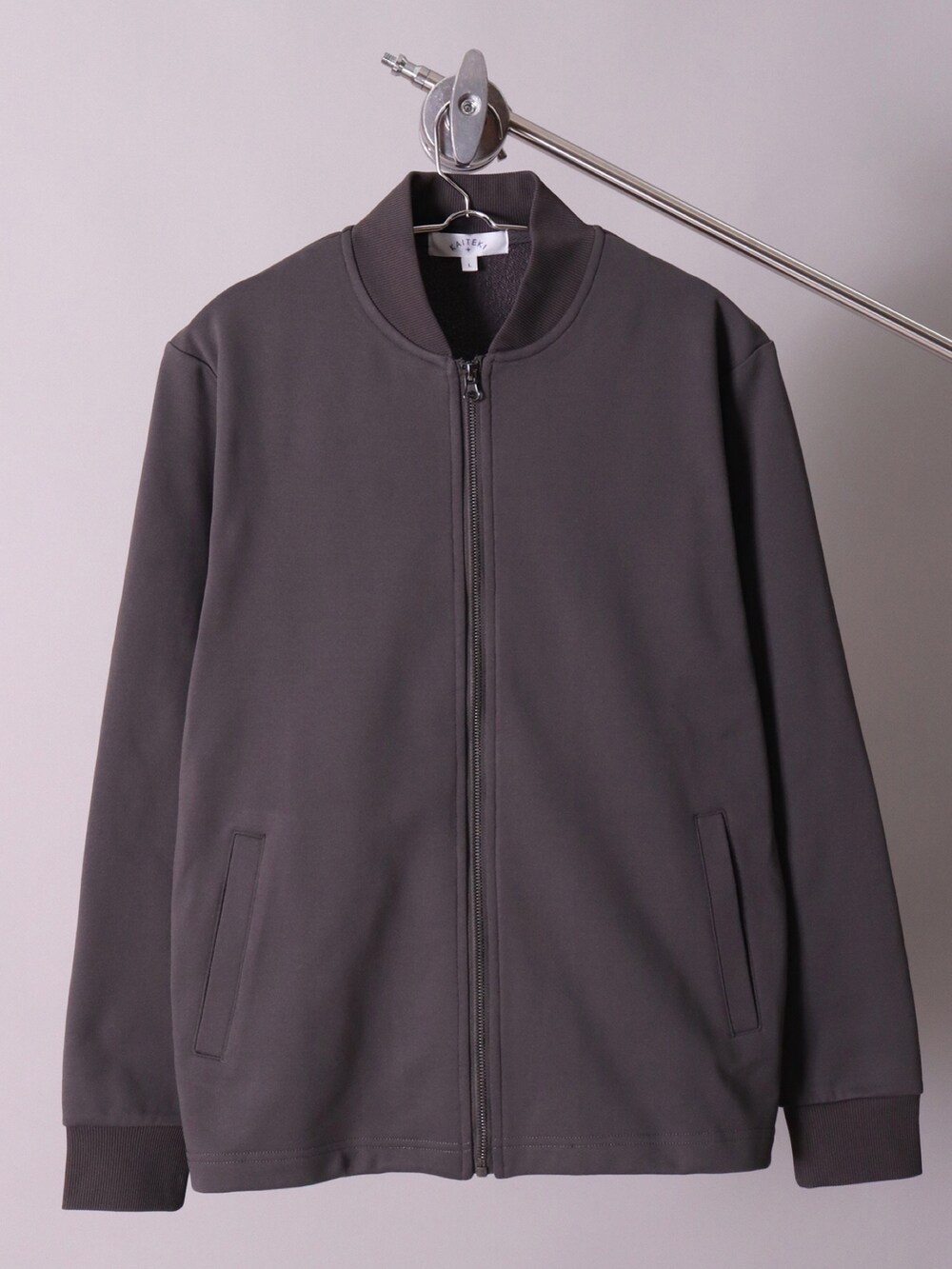 「シンプルコーデ、コンバース、きれいめカジュアル、春アウター、ootd、おしゃれさんと繋がりたい、今日のコーデ、春服デビュー宣言、レイヤードスタイル、MA-1、ロングTシャツ、サルエルパンツ、春コーデ、春服、シンプル」｜「BAYBLOの(BG)【ユニセックス】ストレッチ サルエル チノパンツ（チノパンツ、ブラック系）」を使った、【BAYBLO】Officialさん（メンズ・172cm）の春コーディネートの5枚目の写真