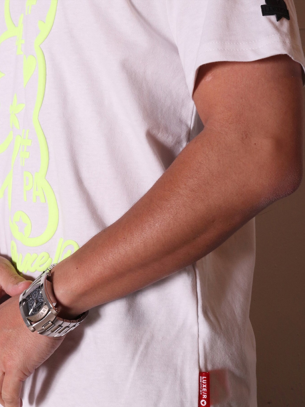 ホワイト系のTシャツ/カットソー、ホワイト系のTシャツ/カットソー、ブラック系のスウェットパンツを着用したレディースの春コーディネートの4枚目の写真