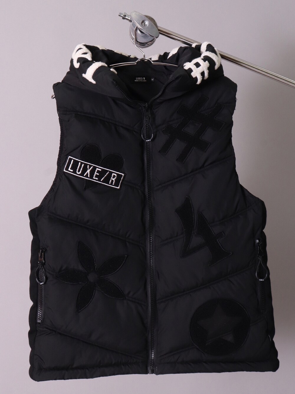 「ootd、おしゃれさんと繋がりたい、今日のコーデ、ダウンベスト、ダウンパンツ、ロンT、ニット帽、GOLF、golfwang、ゴルフ、ゴルフウェア、ゴルフコーデ、ゴルフ女子、ゴルフ男子」｜「LUXE/R GOLFの【LUXE/R GOLF】ラバーワッペン ニットキャップ(RMS)（ニットキャップ/ビーニー、ブラック系）」を使った、【BAYBLO】Officialさん（メンズ・170cm）の冬コーディネートの5枚目の写真