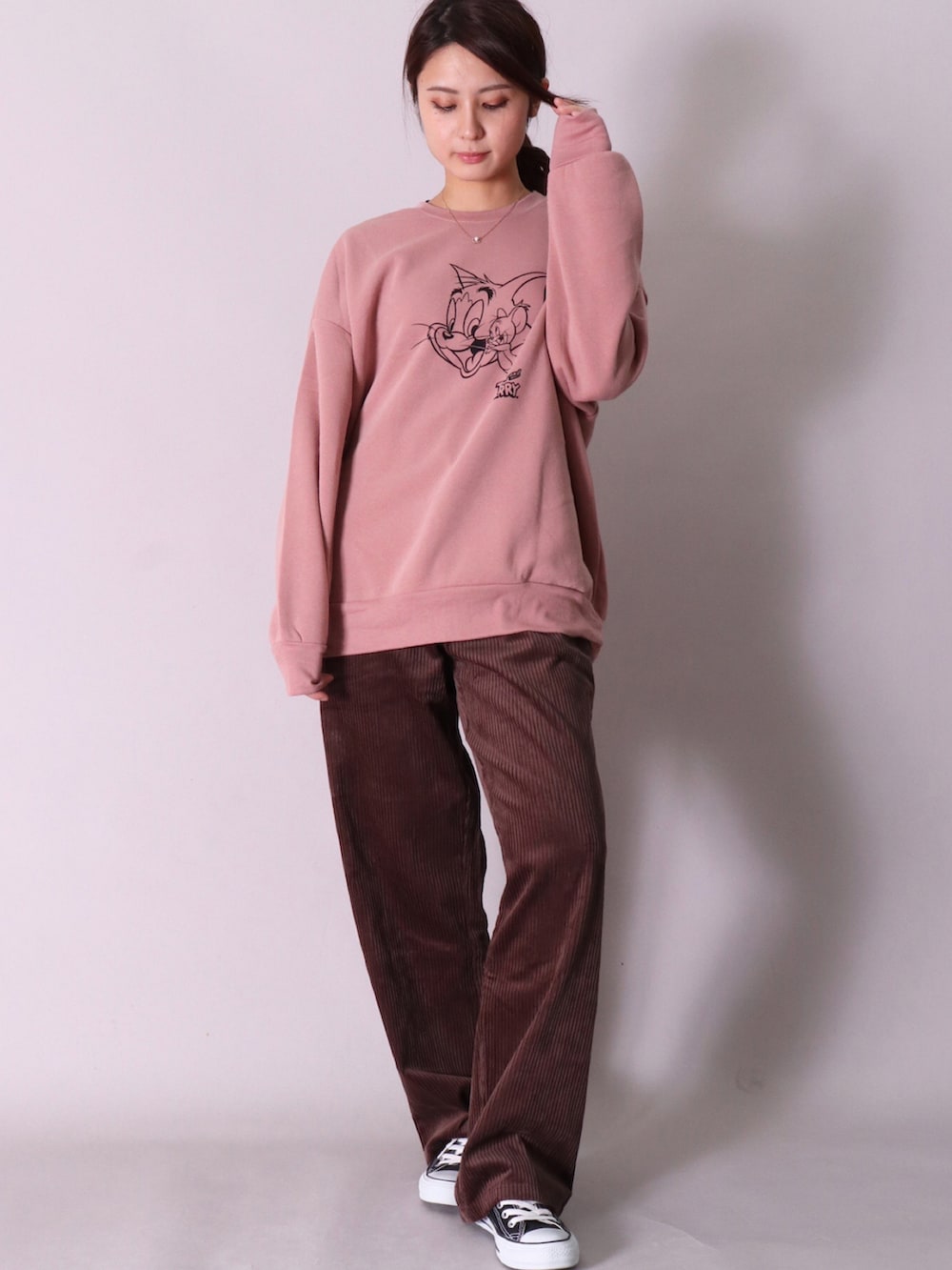 「ootd、おしゃれさんと繋がりたい、今日のコーデ、おそろいコーデ、ユニセックス、スウェット、トムとジェリー、Tom&Jerry、コーデュロイパンツ、ペインターパンツ、コンバース」|「Tom&Jerryの【トムとジェリー】【ユニセックス】プリント スウェット プルオーバー(DV)(スウェット、ブルー系)」を使った、【BAYBLO】Officialさん(メンズ・172cm)の冬コーディネートの4枚目の写真
