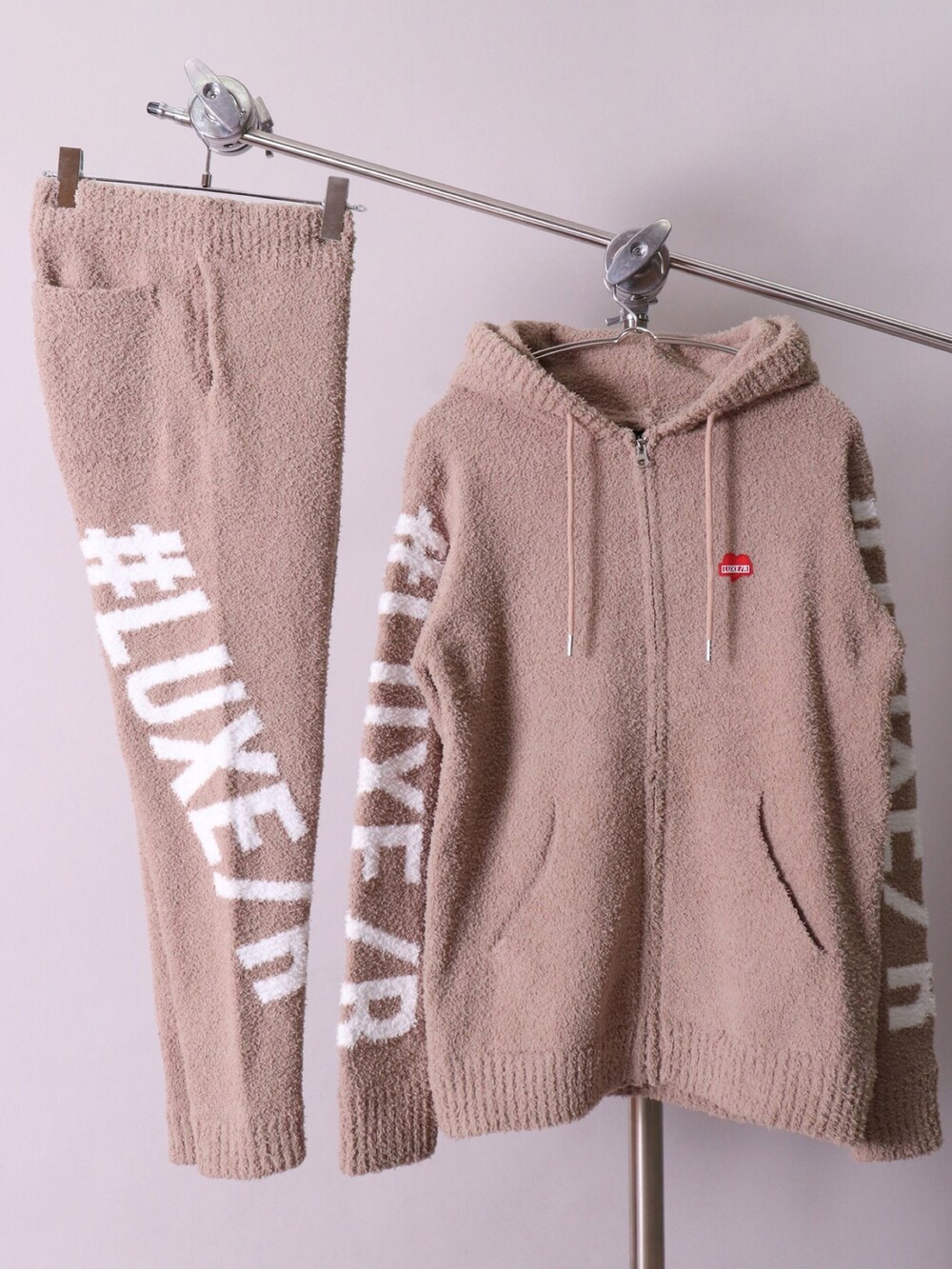 ベージュ系のパーカー、ブルー系のパーカー、ベージュ系のスウェットパンツを着用したメンズの冬コーディネートの3枚目の写真