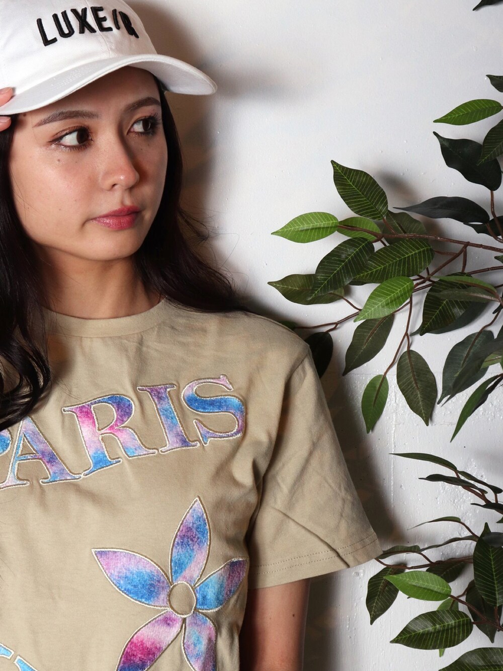 ベージュ系のTシャツ/カットソー、ベージュ系のTシャツ/カットソー、ブルー系のデニムパンツを着用したメンズの春コーディネートの4枚目の写真