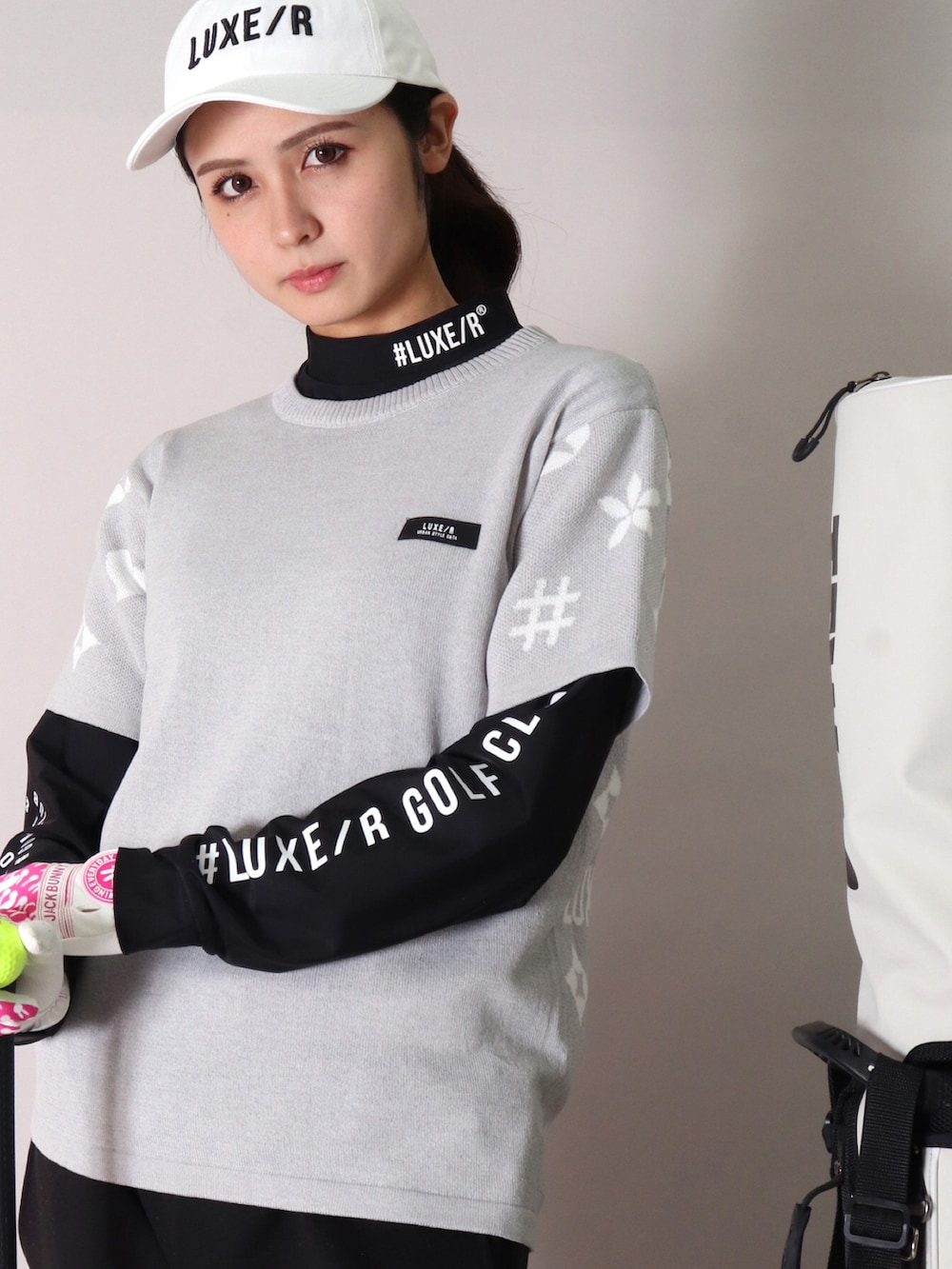 グレー系のTシャツ/カットソー、ブラック系のTシャツ/カットソー、ブラック系のスウェットパンツを着用したレディースの春コーディネートの3枚目の写真