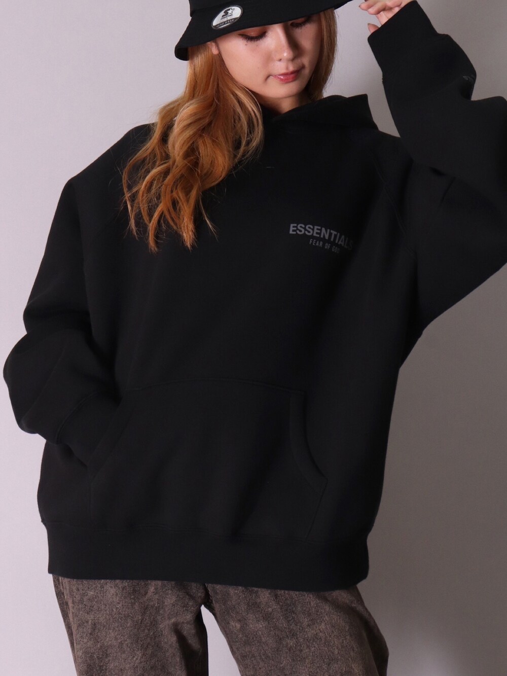 ブラック系のパーカー、ブラック系のスニーカー、ブルー系のスニーカーを着用したレディースの秋コーディネートの3枚目の写真