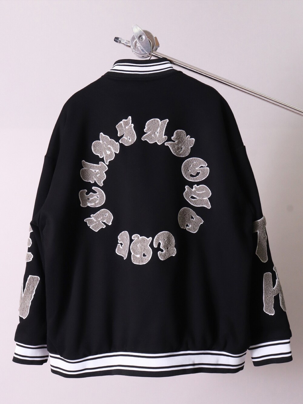 「ootd、おしゃれさんと繋がりたい、今日のコーデ、ユニセックス、おそろいコーデ、チノパン、メンズコーデ、春コーデ、ビックシルエット、オーバーサイズ、韓国ファッション、カジュアル、春アウター、赤、ワイドパンツ」｜「BAYBLOの【ユニセックス】Choice 刺繍 ベースボール キャップ(KS)（キャップ、ブラック系）」を使った、【BAYBLO】Officialさん（メンズ・172cm）の春コーディネートの5枚目の写真
