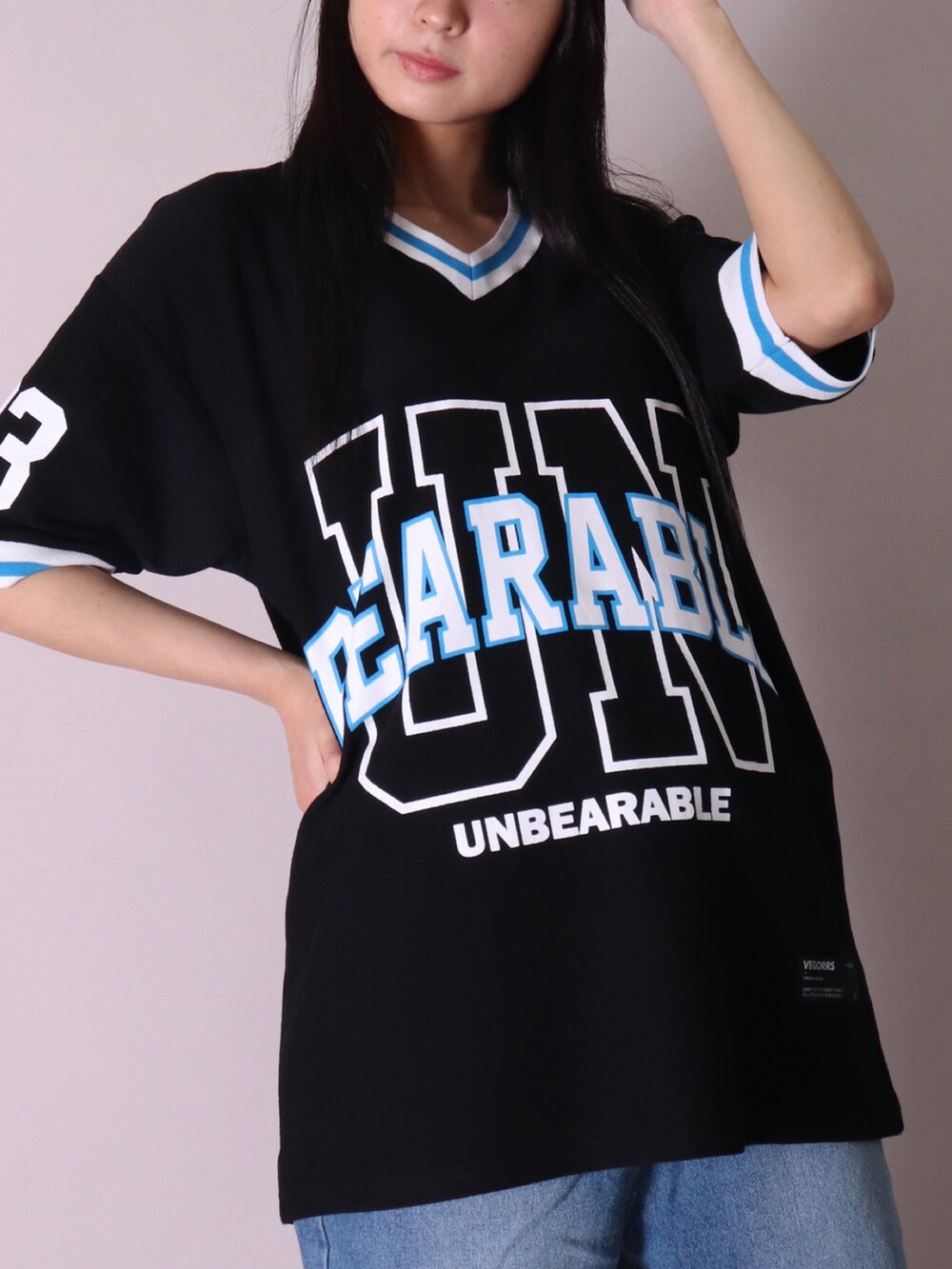 ブラック系のTシャツ/カットソー、ブルー系のデニムパンツ、ホワイト系のTシャツ/カットソーを着用したメンズの夏コーディネートの2枚目の写真