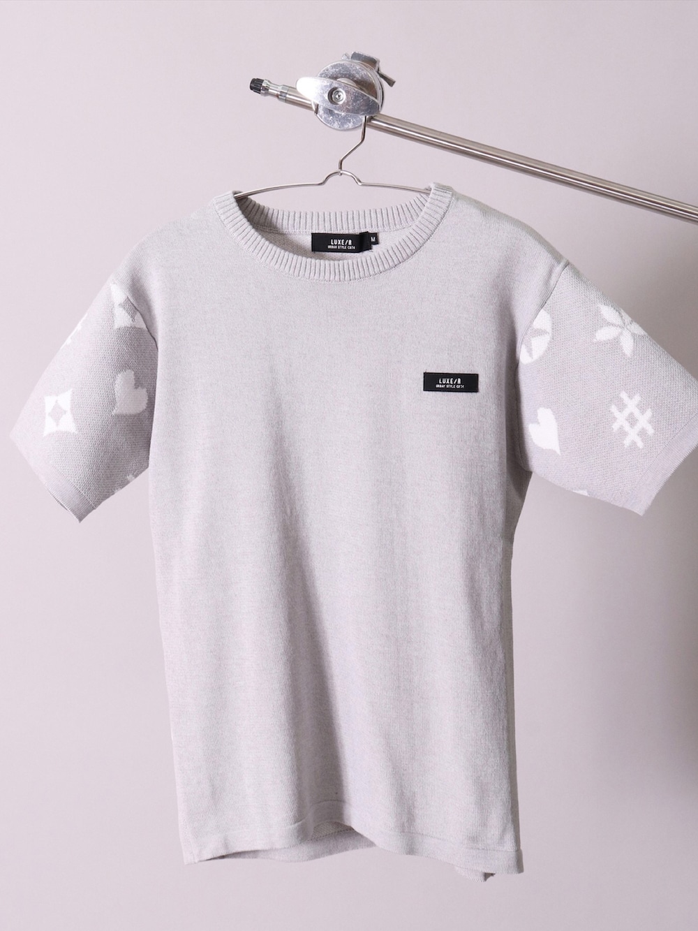 グレー系のTシャツ/カットソー、ブラック系のTシャツ/カットソー、ブラック系のスウェットパンツを着用したレディースの春コーディネートの5枚目の写真