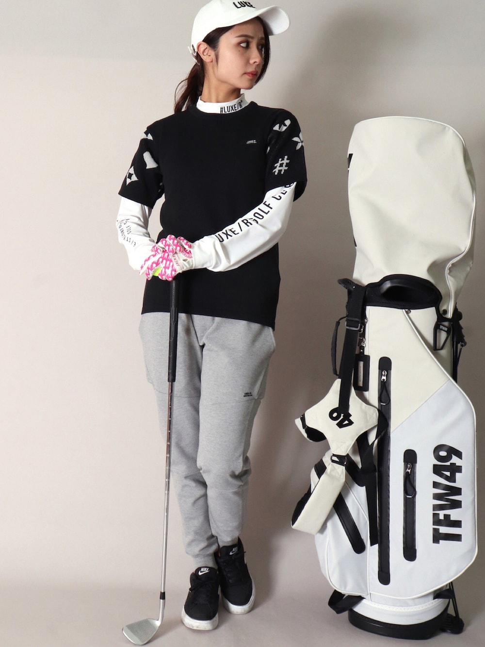 グレー系のTシャツ/カットソー、ブラック系のTシャツ/カットソー、ブラック系のスウェットパンツを着用したレディースの春コーディネートの2枚目の写真