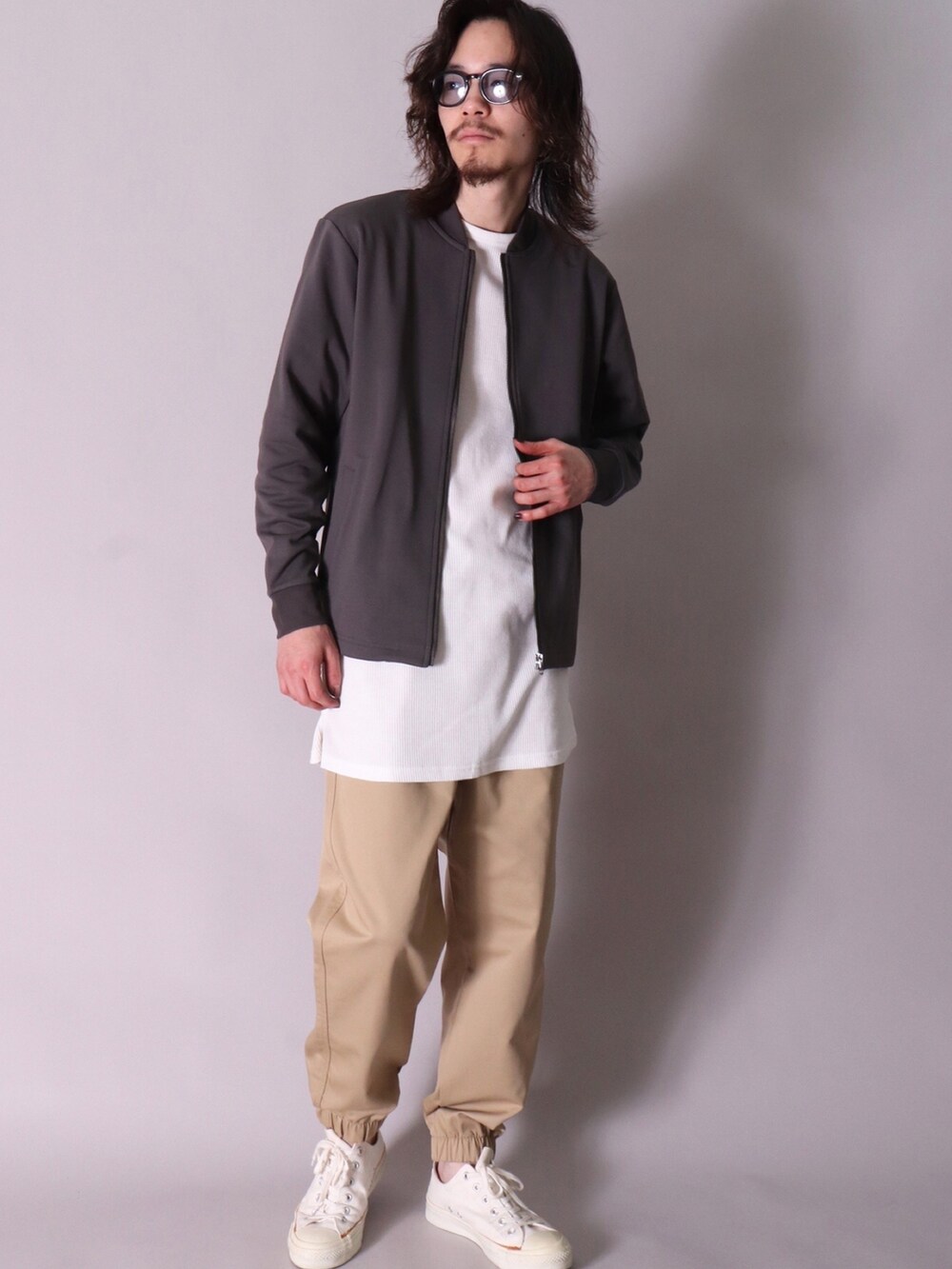 「シンプルコーデ、コンバース、きれいめカジュアル、春アウター、ootd、おしゃれさんと繋がりたい、今日のコーデ、春服デビュー宣言、レイヤードスタイル、MA-1、ロングTシャツ、サルエルパンツ、春コーデ、春服、シンプル」｜「BAYBLOの(BG)【ユニセックス】ストレッチ サルエル チノパンツ（チノパンツ、ブラック系）」を使った、【BAYBLO】Officialさん（メンズ・172cm）の春コーディネートの3枚目の写真