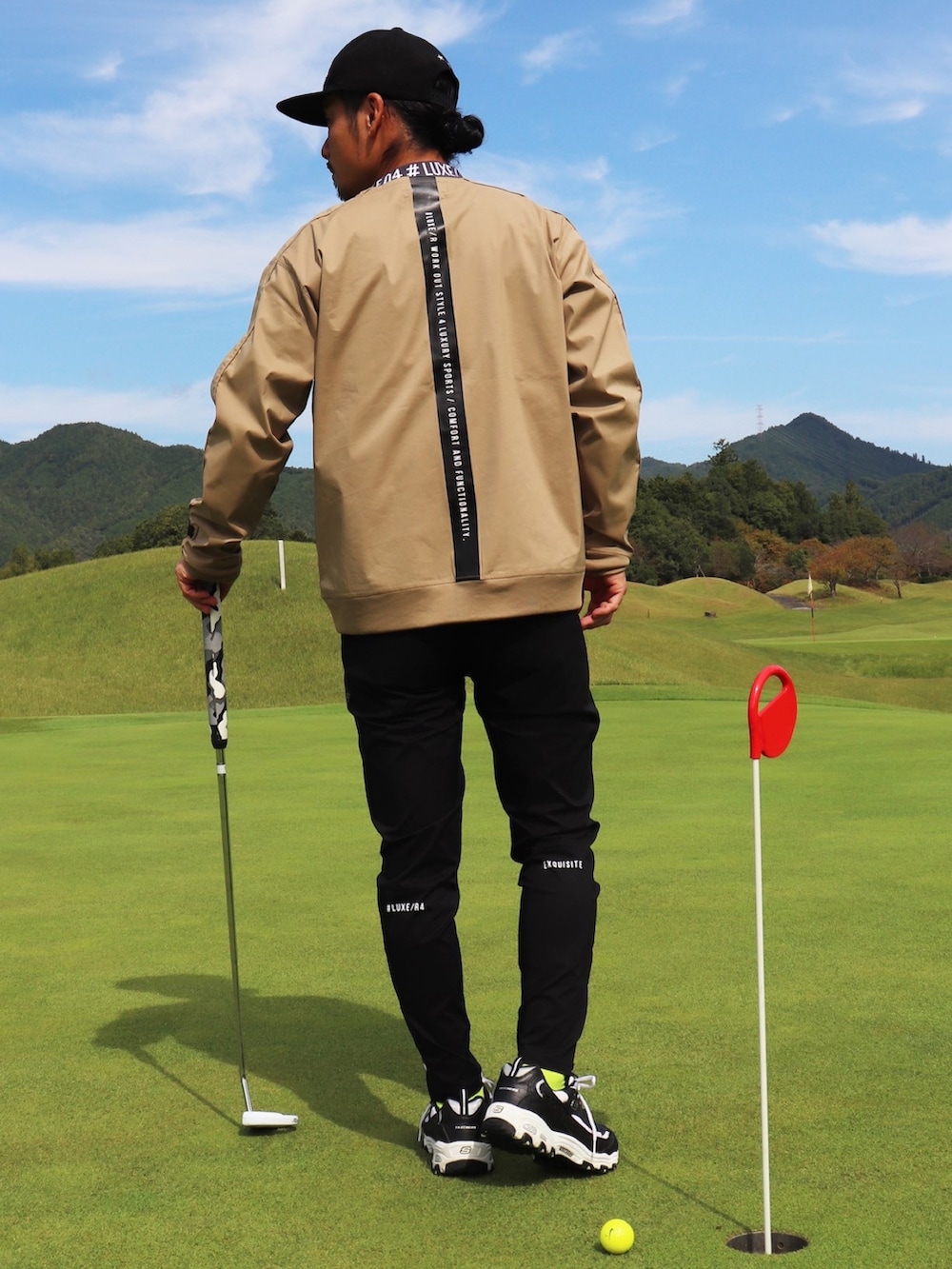ベージュ系のノーカラージャケット、ブラック系のチノパンツ、ブラック系のTシャツ/カットソーを着用したメンズの冬コーディネートの2枚目の写真