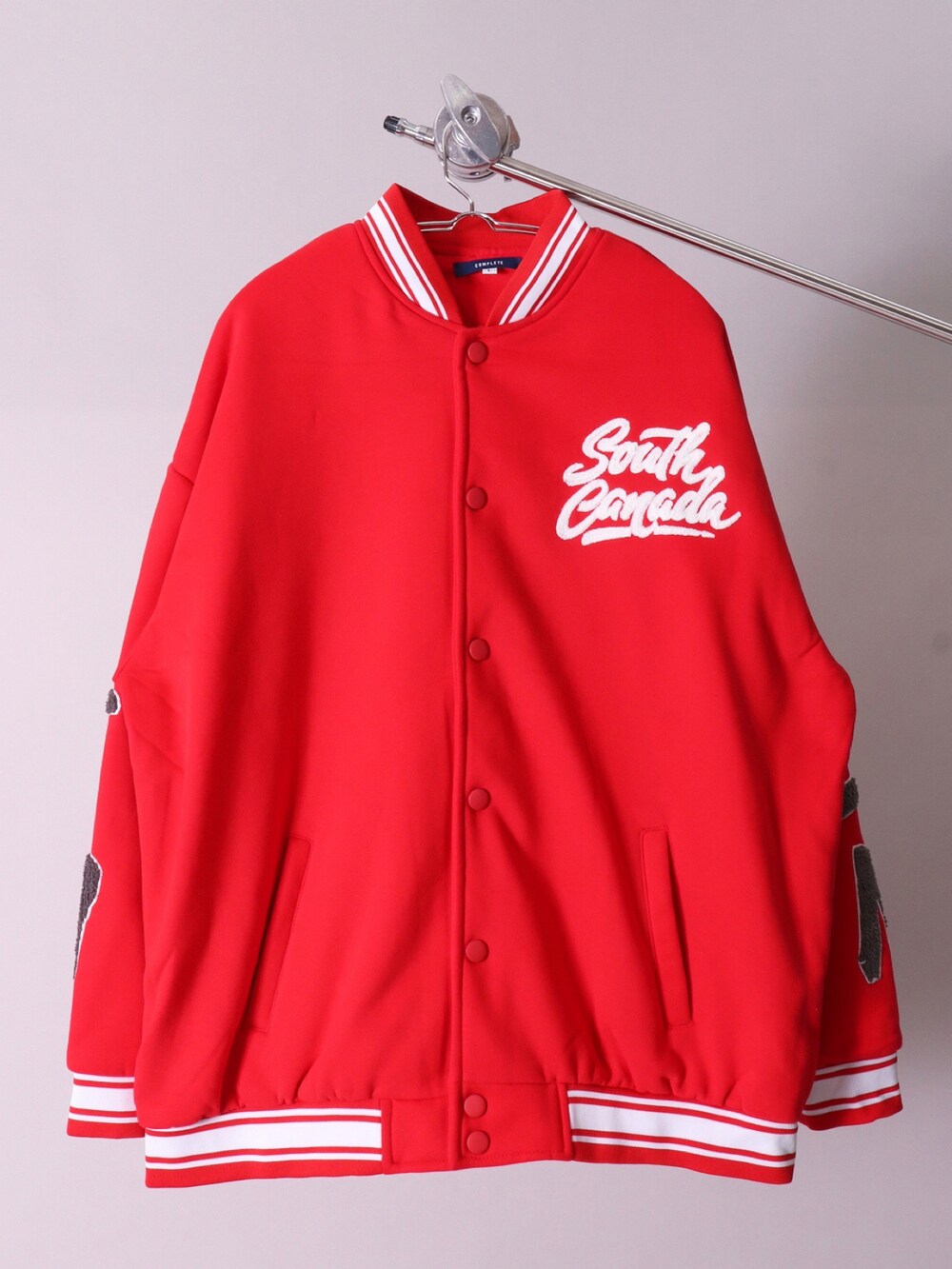 「ootd、おしゃれさんと繋がりたい、今日のコーデ、ユニセックス、おそろいコーデ、チノパン、メンズコーデ、春コーデ、ビックシルエット、オーバーサイズ、韓国ファッション、カジュアル、春アウター、赤、ワイドパンツ」｜「BAYBLOの【ユニセックス】Choice 刺繍 ベースボール キャップ(KS)（キャップ、ブラック系）」を使った、【BAYBLO】Officialさん（メンズ・172cm）の春コーディネートの4枚目の写真