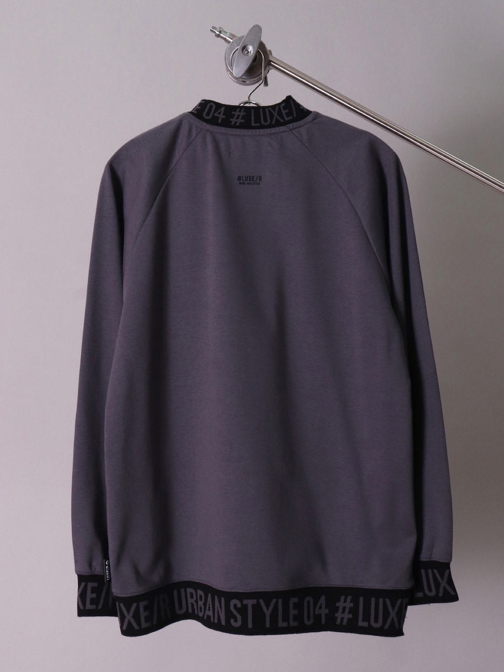 ホワイト系のTシャツ/カットソー、グレー系のチノパンツ、ブラック系のキャップを着用したメンズの冬コーディネートの5枚目の写真