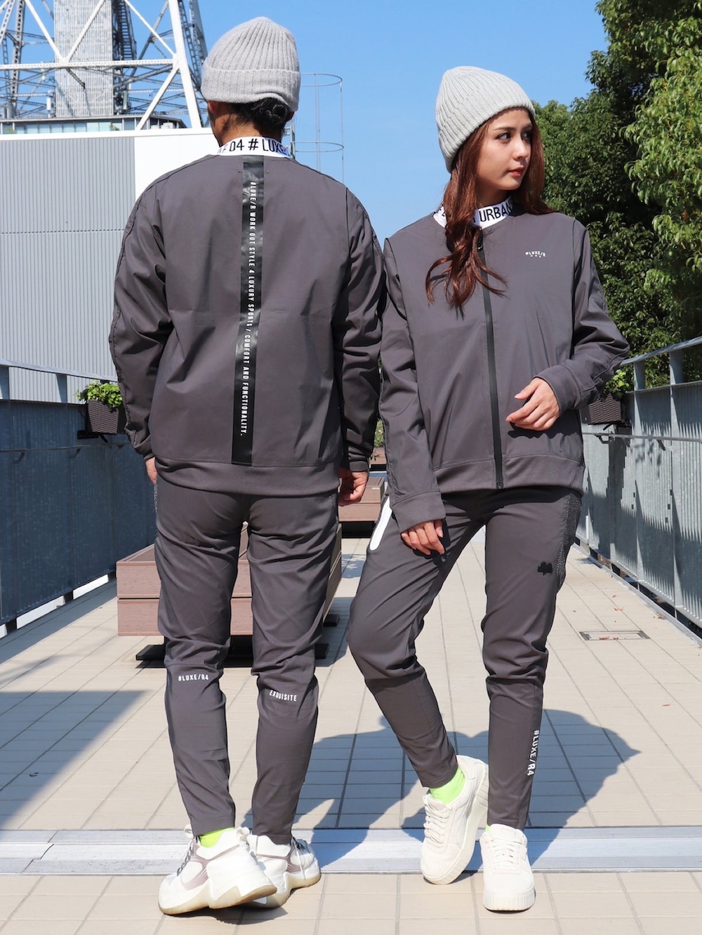 ベージュ系のノーカラージャケット、ブラック系のチノパンツ、ブラック系のTシャツ/カットソーを着用したメンズの冬コーディネートの4枚目の写真