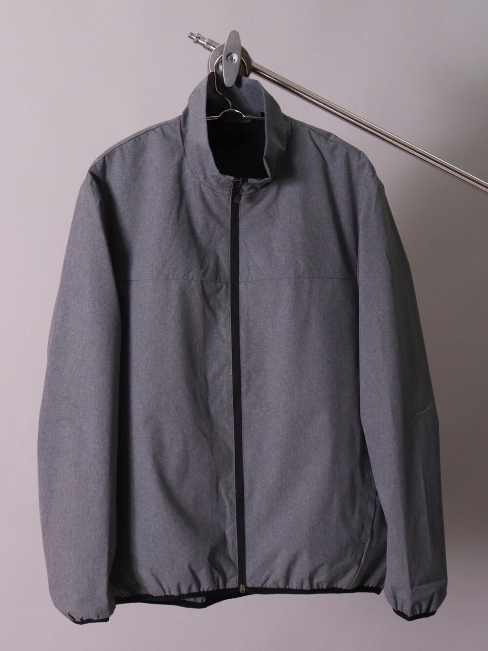 グレー系のナイロンジャケット、ブラック系のカーゴパンツ、ブラック系のナイロンジャケットを着用したレディースの冬コーディネートの4枚目の写真