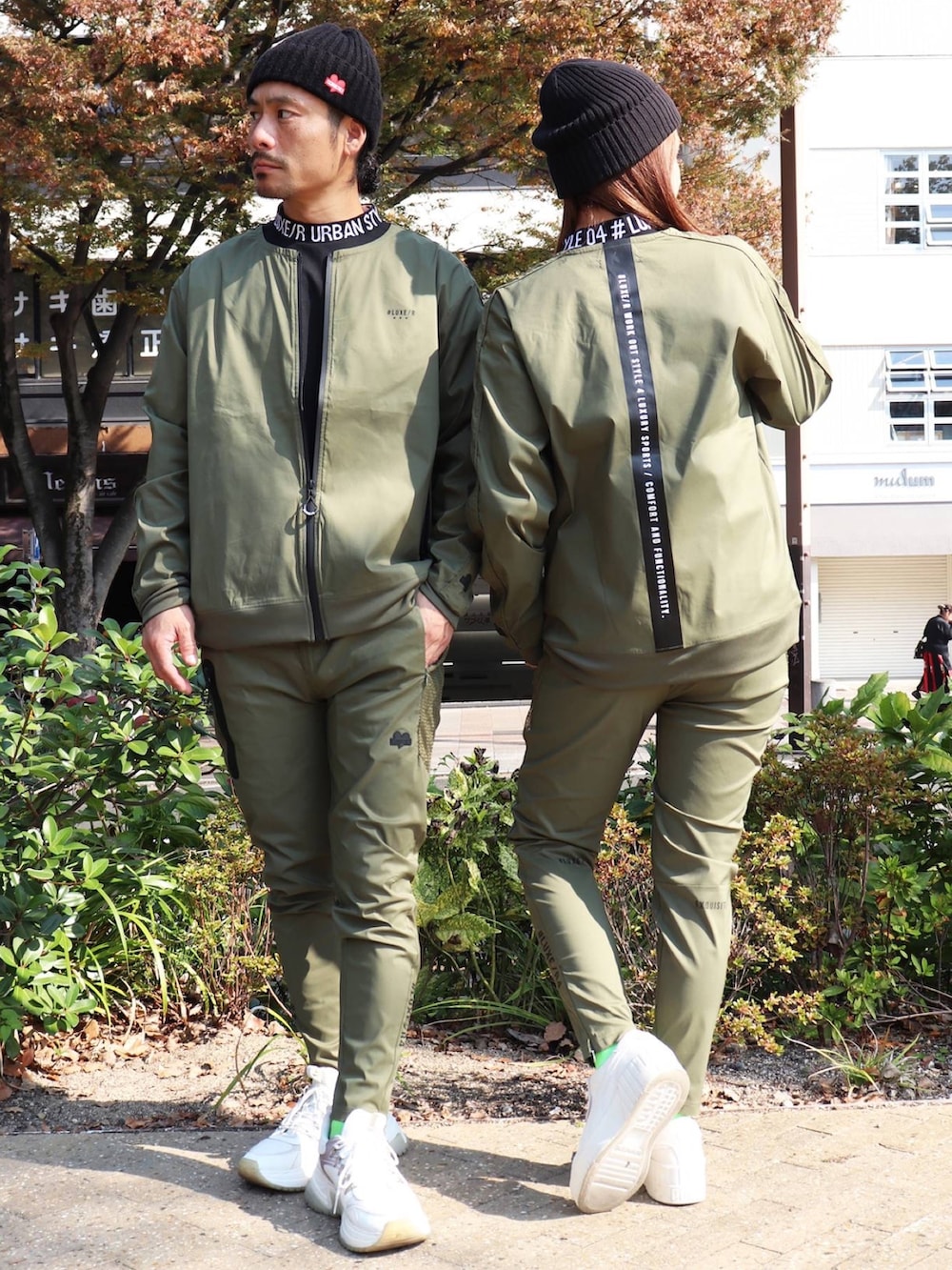 ベージュ系のノーカラージャケット、ブラック系のチノパンツ、ブラック系のTシャツ/カットソーを着用したメンズの冬コーディネートの5枚目の写真