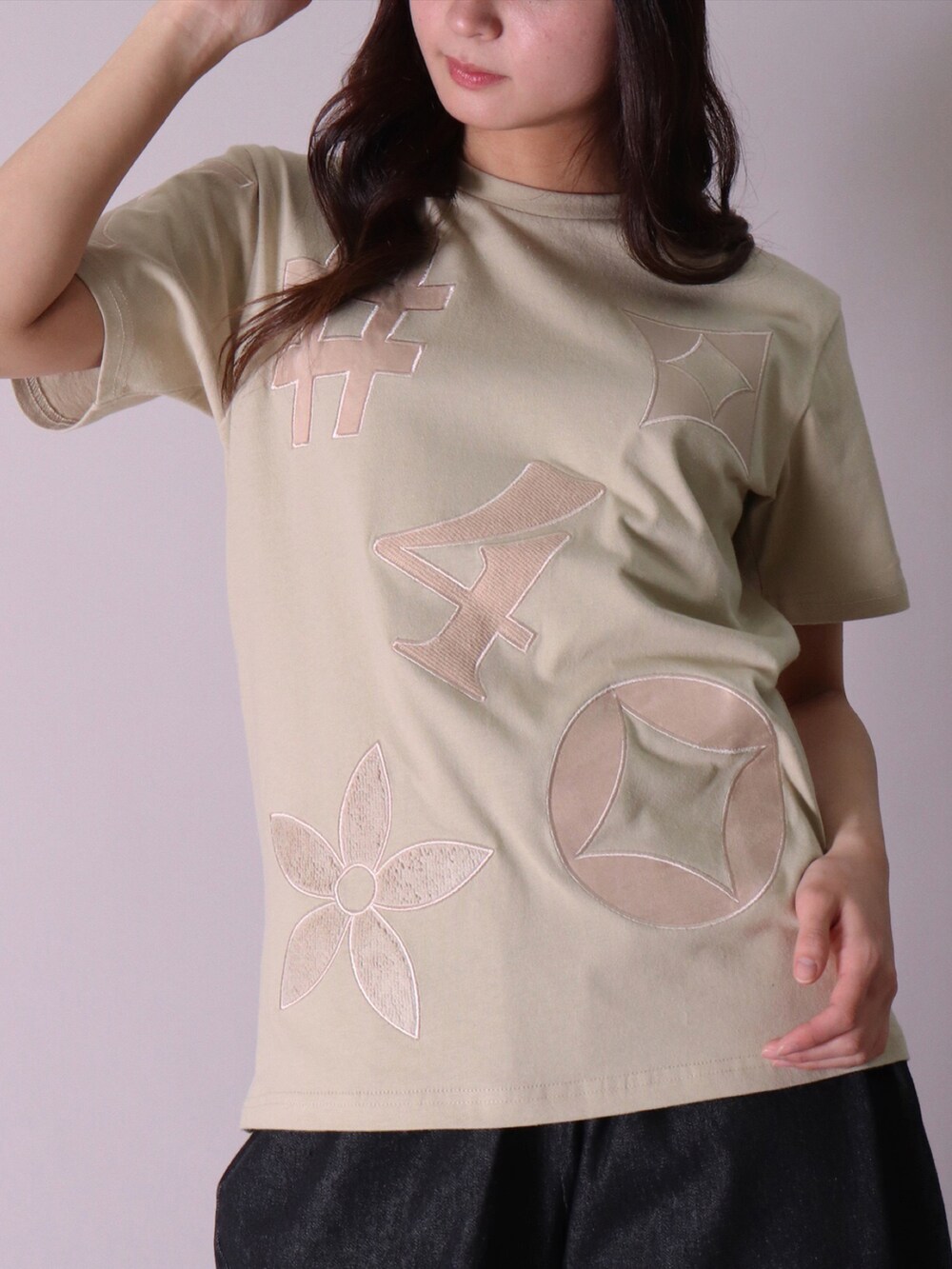 ホワイト系のTシャツ/カットソー、ベージュ系のTシャツ/カットソー、ブラック系のその他パンツを着用したレディースの春コーディネートの3枚目の写真