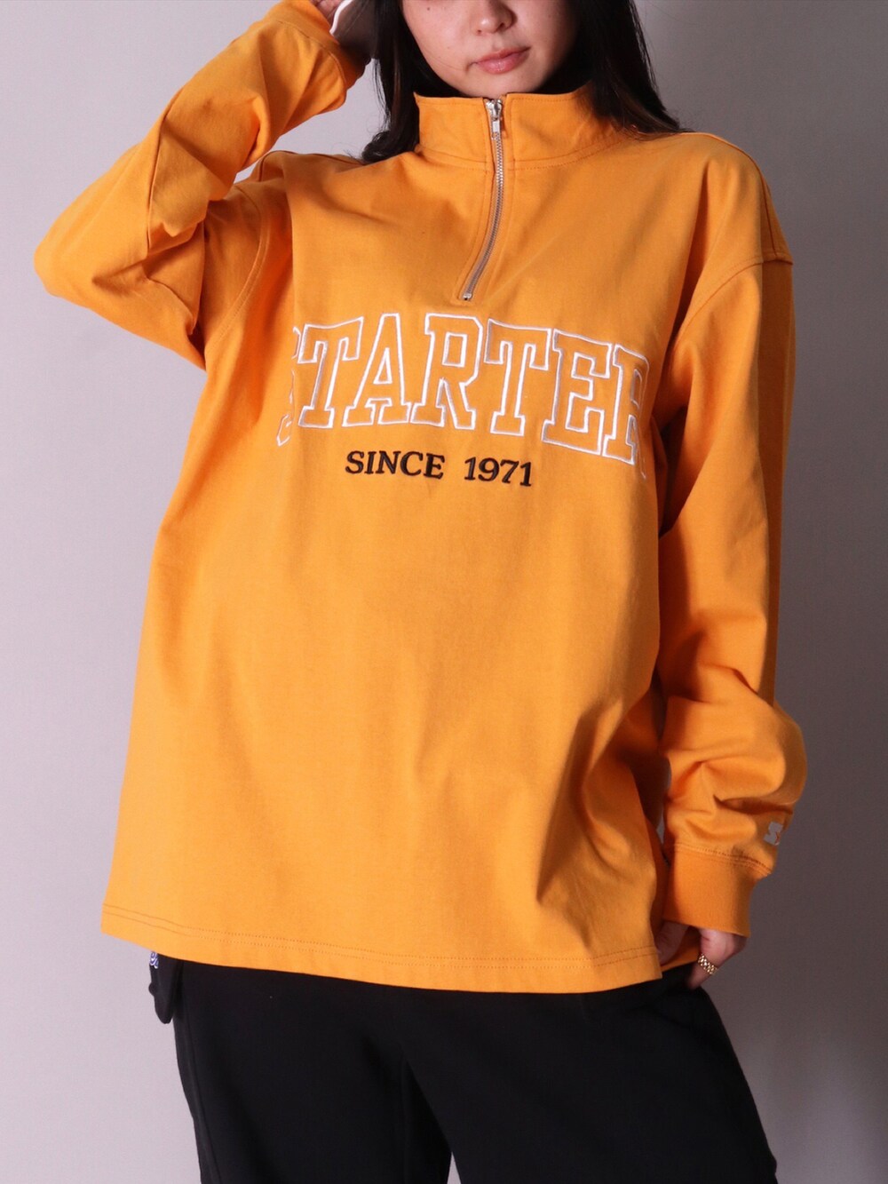 ブラック系のTシャツ/カットソー、イエロー系のTシャツ/カットソー、ホワイト系のカーゴパンツを着用したメンズの冬コーディネートの3枚目の写真