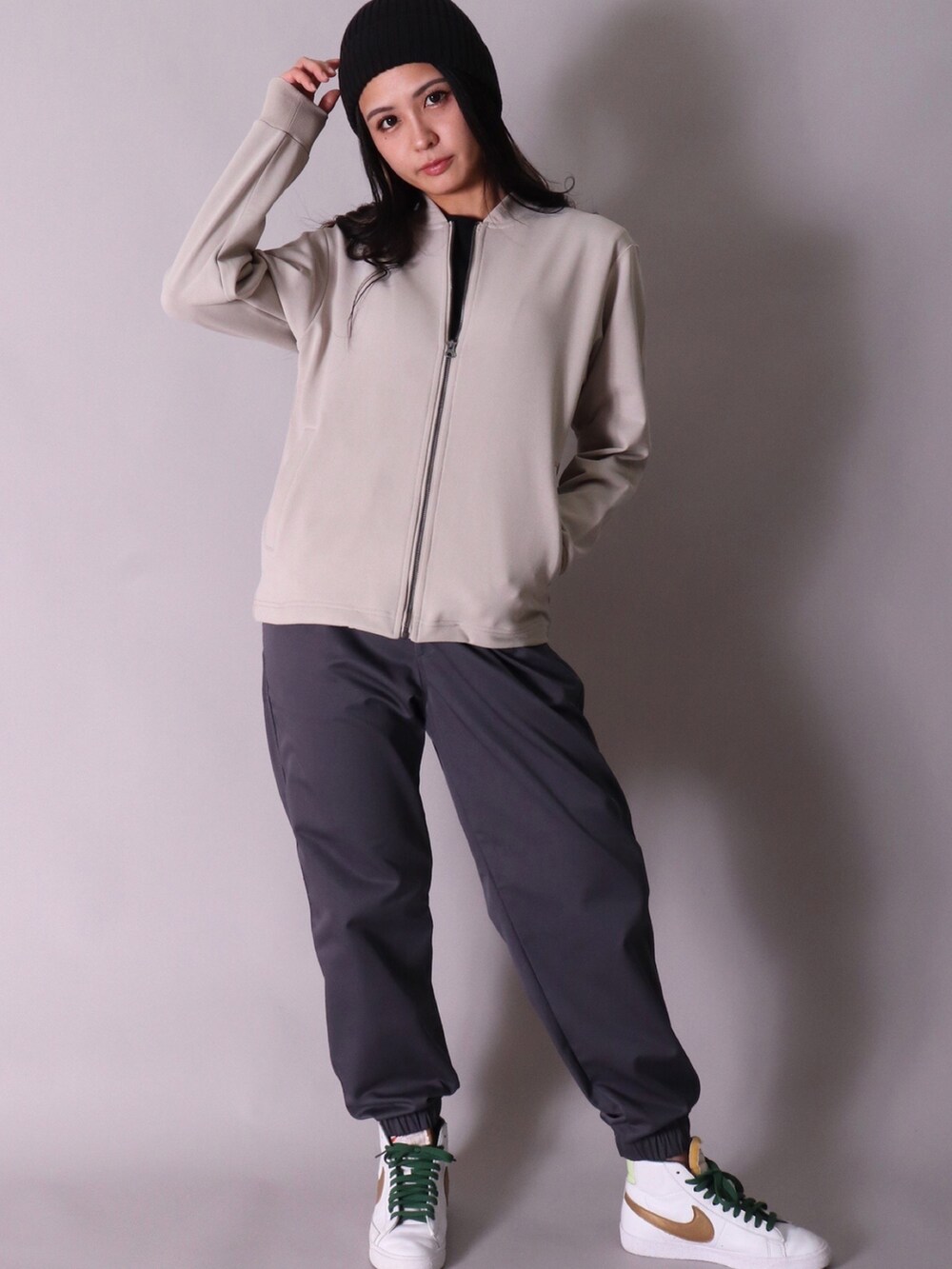 「シンプルコーデ、コンバース、きれいめカジュアル、春アウター、ootd、おしゃれさんと繋がりたい、今日のコーデ、春服デビュー宣言、レイヤードスタイル、MA-1、ロングTシャツ、サルエルパンツ、春コーデ、春服、シンプル」｜「BAYBLOの(BG)【ユニセックス】ストレッチ サルエル チノパンツ（チノパンツ、ブラック系）」を使った、【BAYBLO】Officialさん（メンズ・172cm）の春コーディネートの2枚目の写真