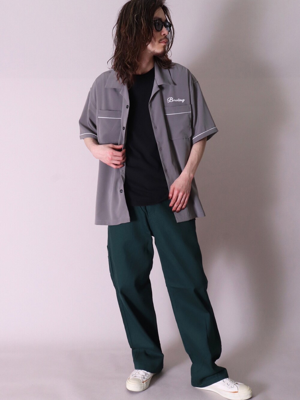 グレー系のシャツ/ブラウス、グリーン系のシャツ/ブラウス、ブラック系のTシャツ/カットソーを着用したメンズの夏コーディネートの4枚目の写真