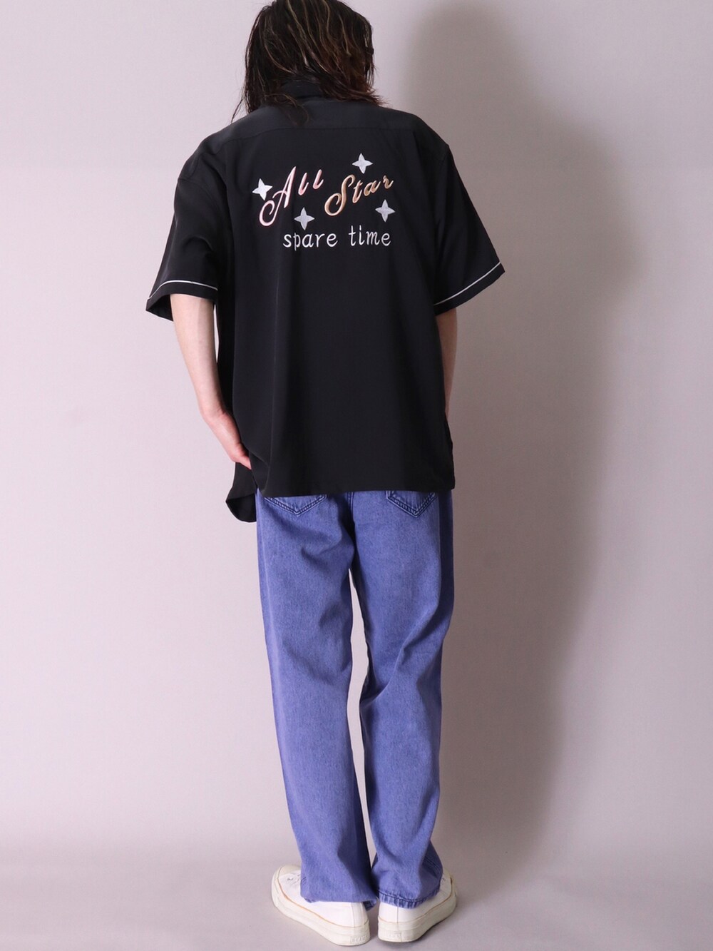 グレー系のシャツ/ブラウス、グリーン系のシャツ/ブラウス、ブラック系のTシャツ/カットソーを着用したメンズの夏コーディネートの3枚目の写真