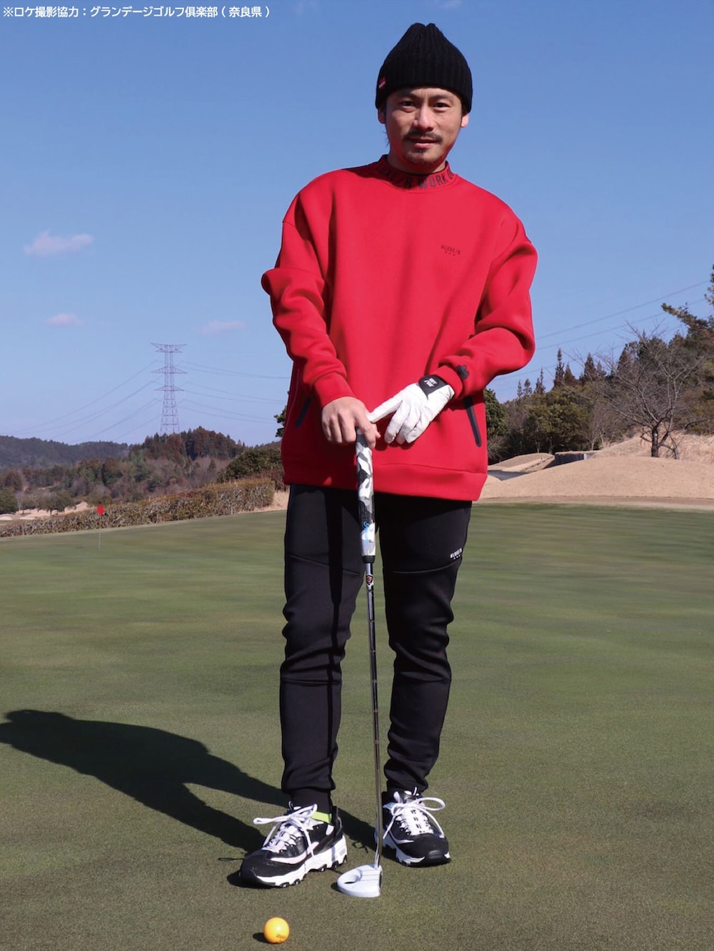 レッド系のスウェット、ブラック系のスウェットパンツ、ブラック系のニットキャップ/ビーニーを着用したメンズの冬コーディネートの2枚目の写真