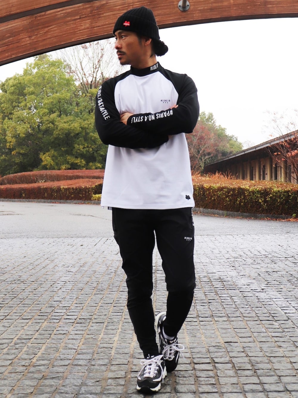 グレー系のTシャツ/カットソー、グリーン系のチノパンツ、ブラック系のニットキャップ/ビーニーを着用したメンズの冬コーディネートの3枚目の写真