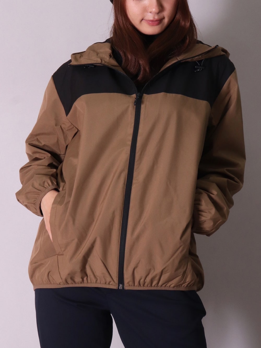 グリーン系のナイロンジャケット、ブラック系のスニーカー、グレー系のスウェットパンツを着用したメンズの春コーディネートの4枚目の写真