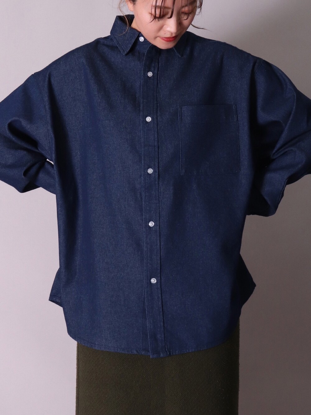 ブルー系のシャツ/ブラウス、ブルー系のシャツ/ブラウス、ホワイト系のスニーカーを着用したレディースの春コーディネートの3枚目の写真