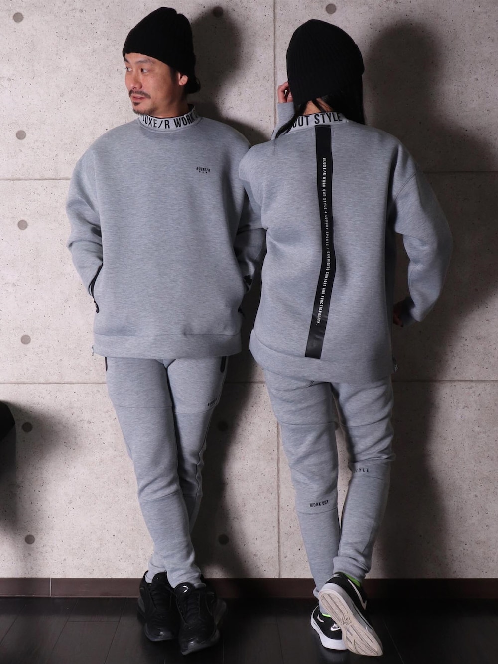 レッド系のスウェット、ブラック系のスウェットパンツ、ブラック系のニットキャップ/ビーニーを着用したメンズの冬コーディネートの5枚目の写真